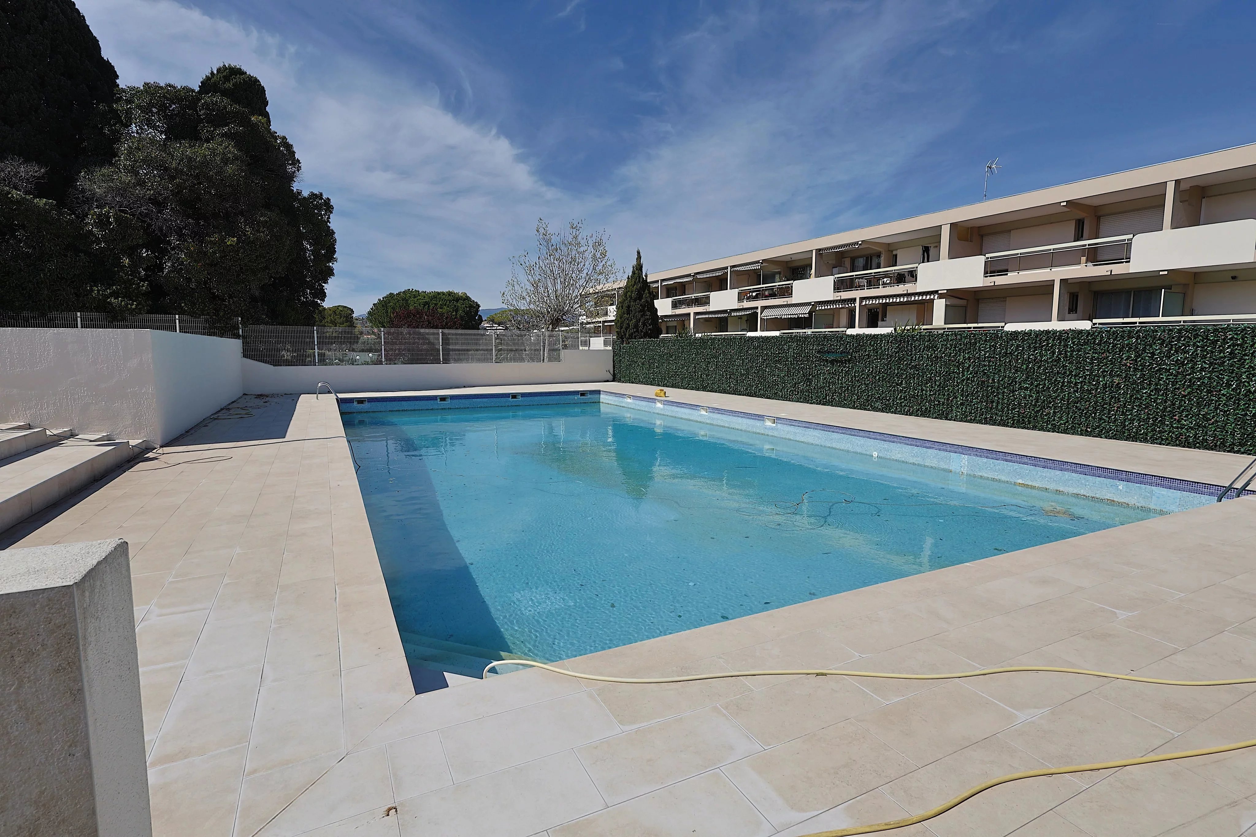 Grand studio loué – Résidence Anthala avec piscine et tennis – Investissement locatif à Antibes