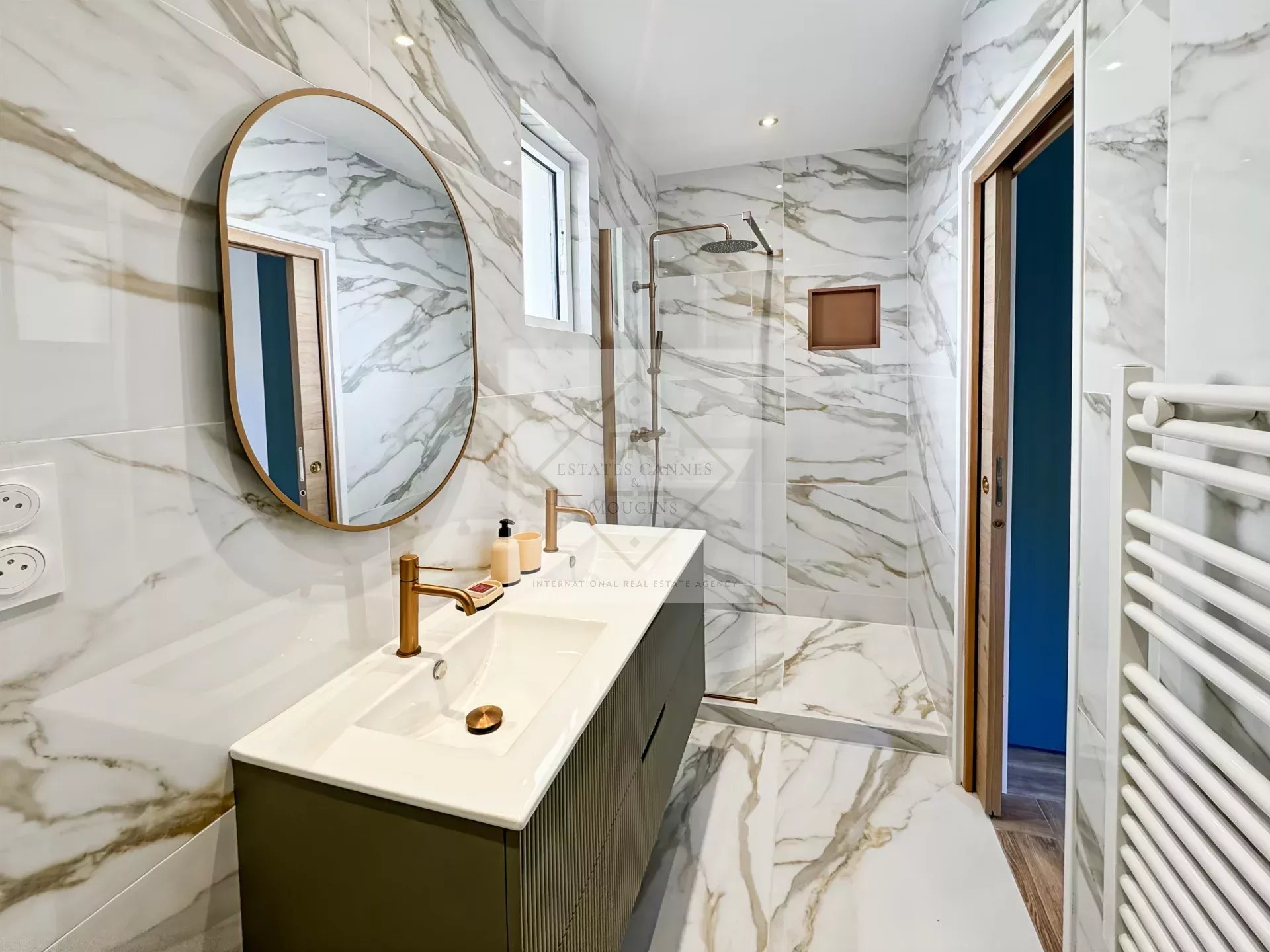 For  RENT : Charming Townhouse in the Heart of Cannes! — фото 4