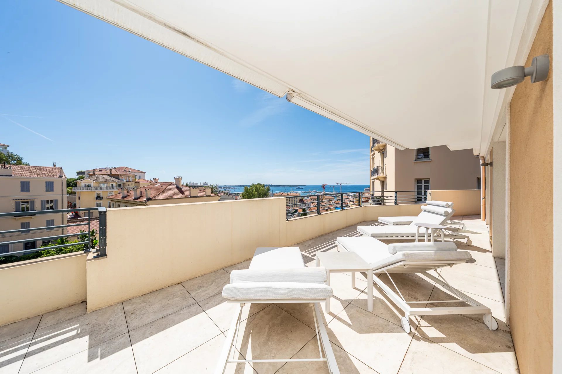 SUPERB PENTHOUSE WITH PANORAMIC SEA VIEW — 3 GARAGES — CANNES CENTRE