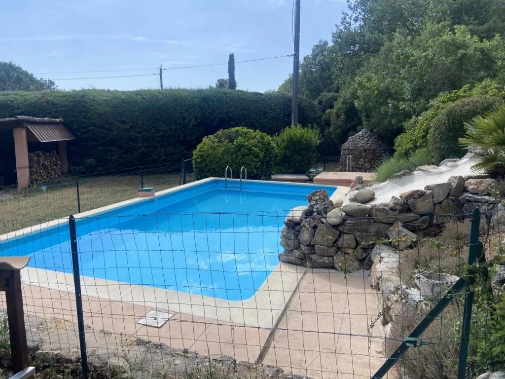 À vendre, villa de type 4 avec studio et piscine, sur un terrain de 11 230 m².