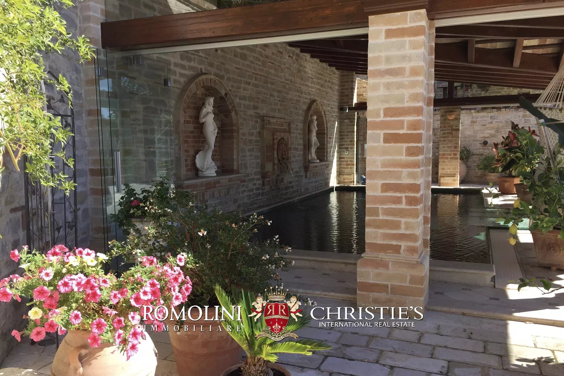 13 Bedroom Vineyard's Image 60