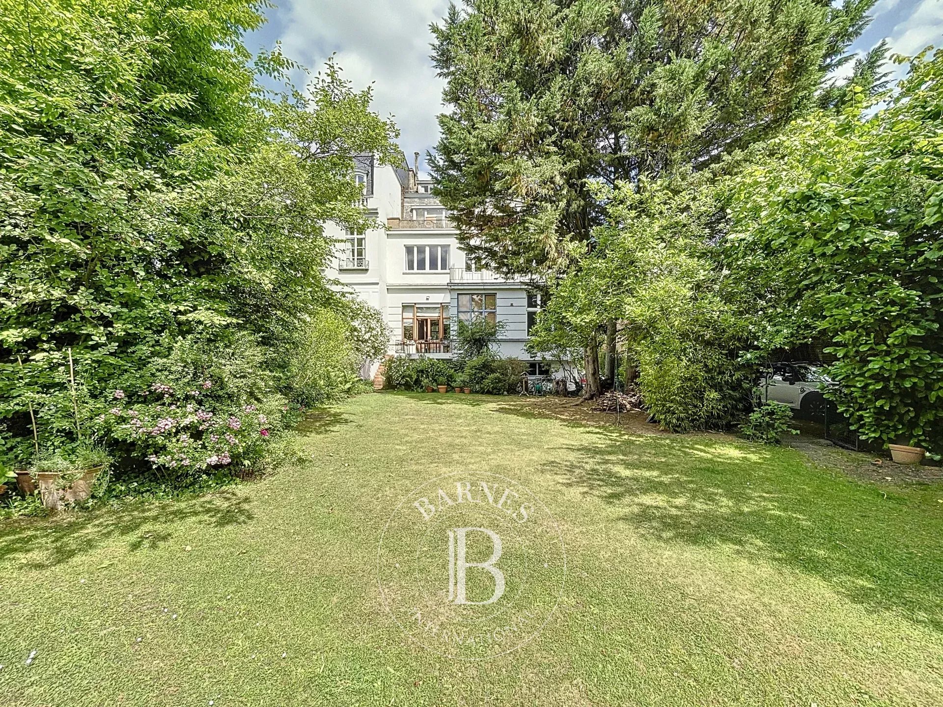 Uccle - Immeuble 3 façades à renover- 4 Logements- 3 Garages- Somptueux jardin