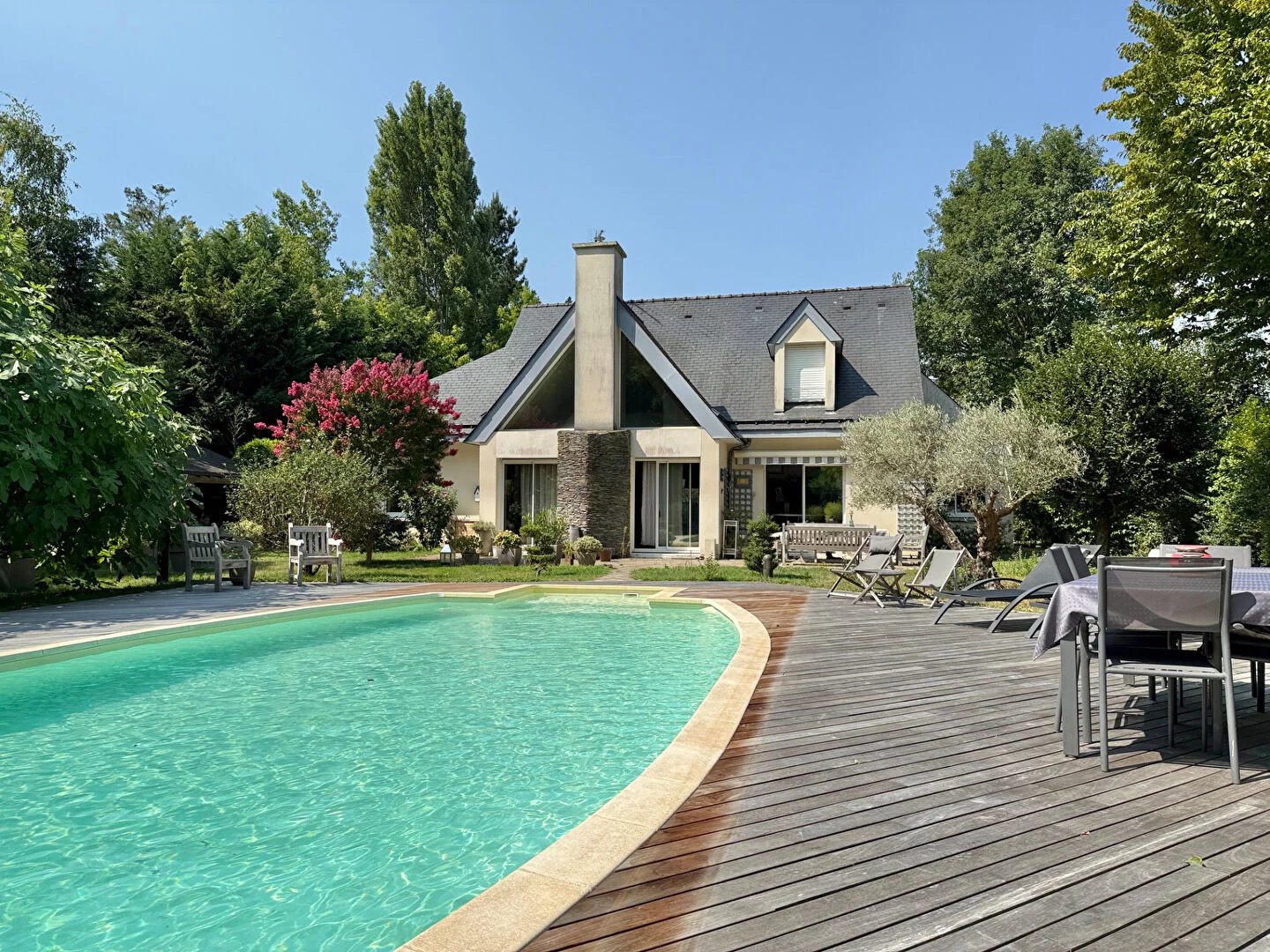 Les Garennes-sur-Loire – Maison familiale de 185 m² avec piscine sur un parc de 2 500 m²