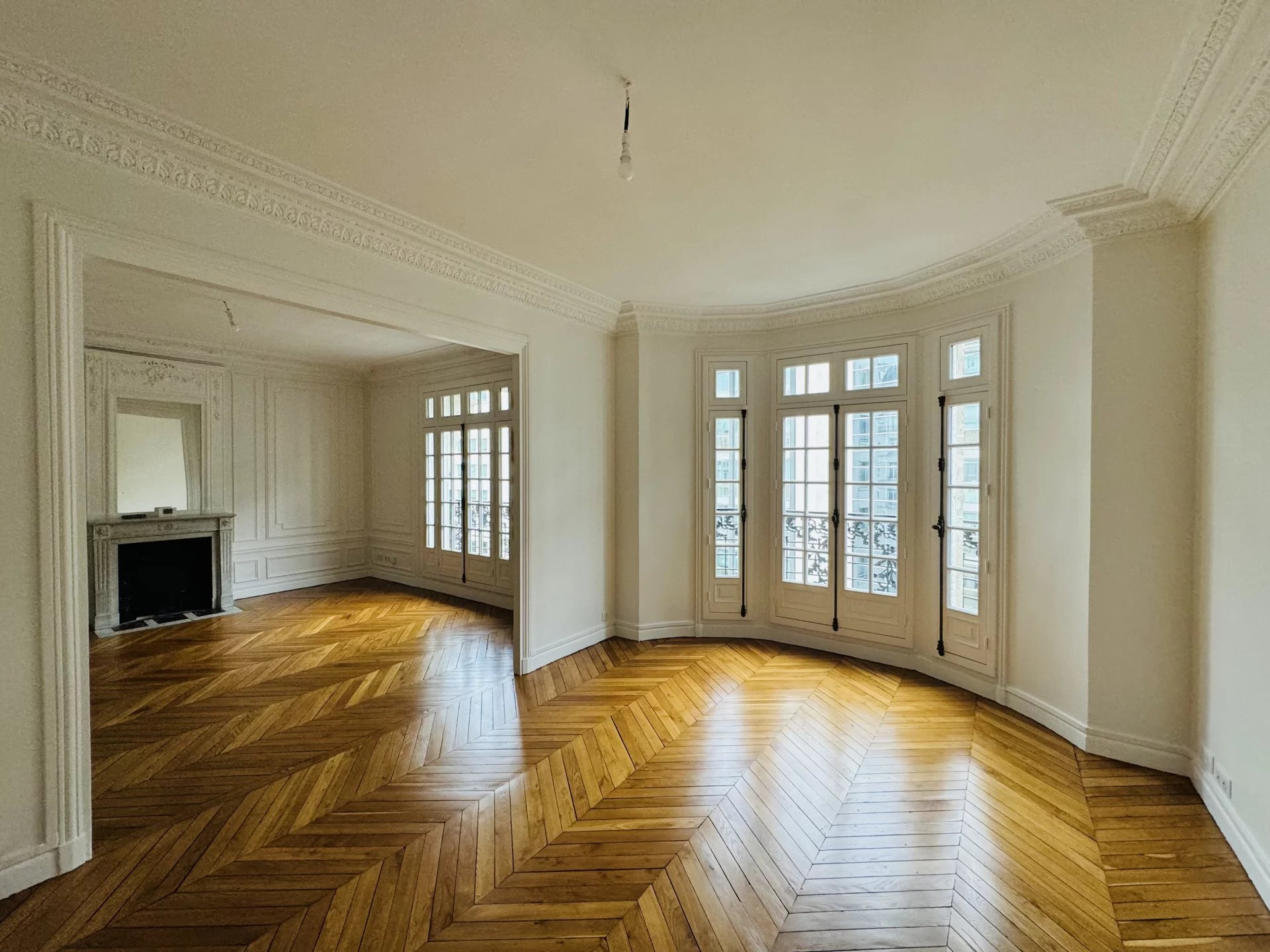 PARIS XVII - SUPERBE 4 PIECES 2 CHAMBRES DE 96 M² - 4EME ETAGE - PEREIRE / WAGRAM