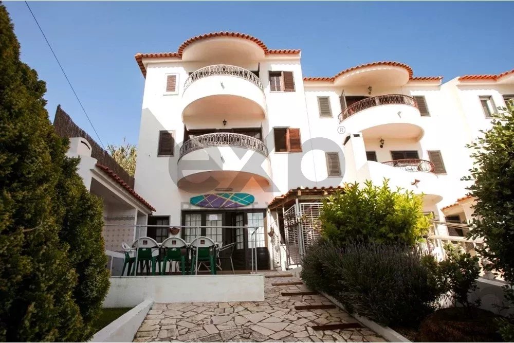 Moradia de 3 pisos com vista mar na Ericeira com Licença de AL