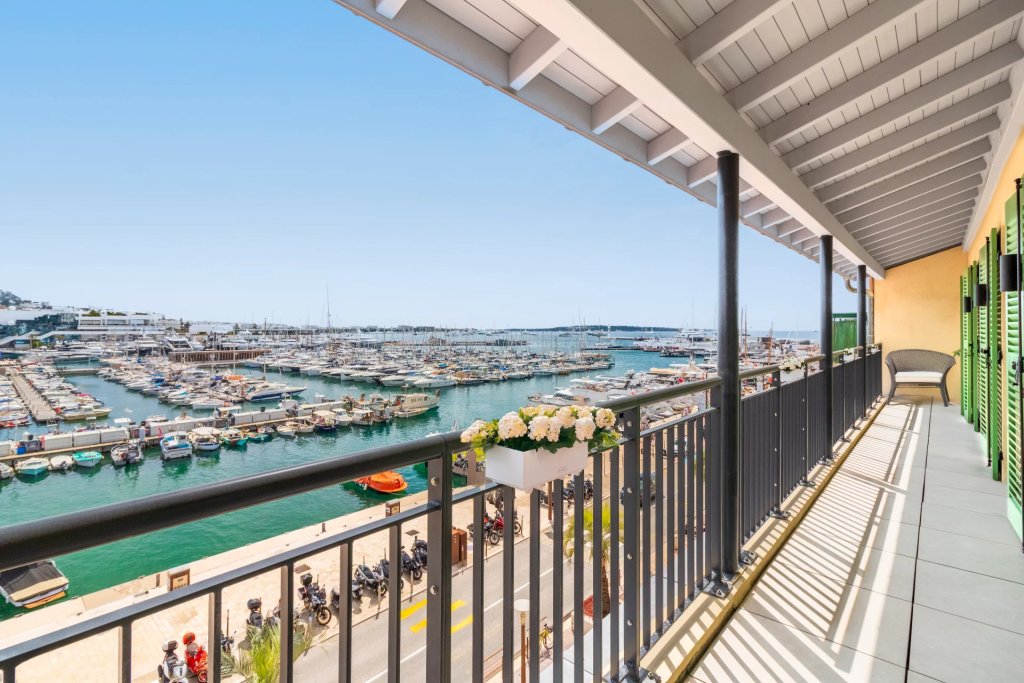 Apartment for sale in Cannes — Luxury Apartment Cannes Old Port | Modern 3-Bedroom Family Estate