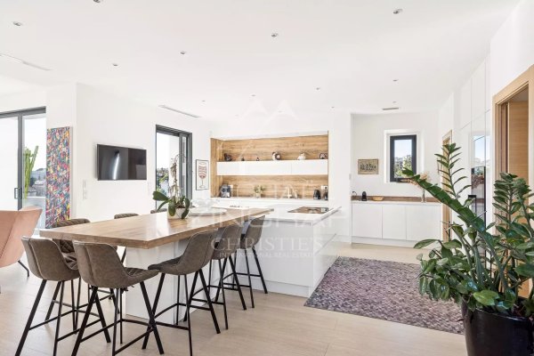 NEAR CANNES CENTER – FULLY RENOVATED BELLE ÉPOQUE TOWNHOUSE — photo 4