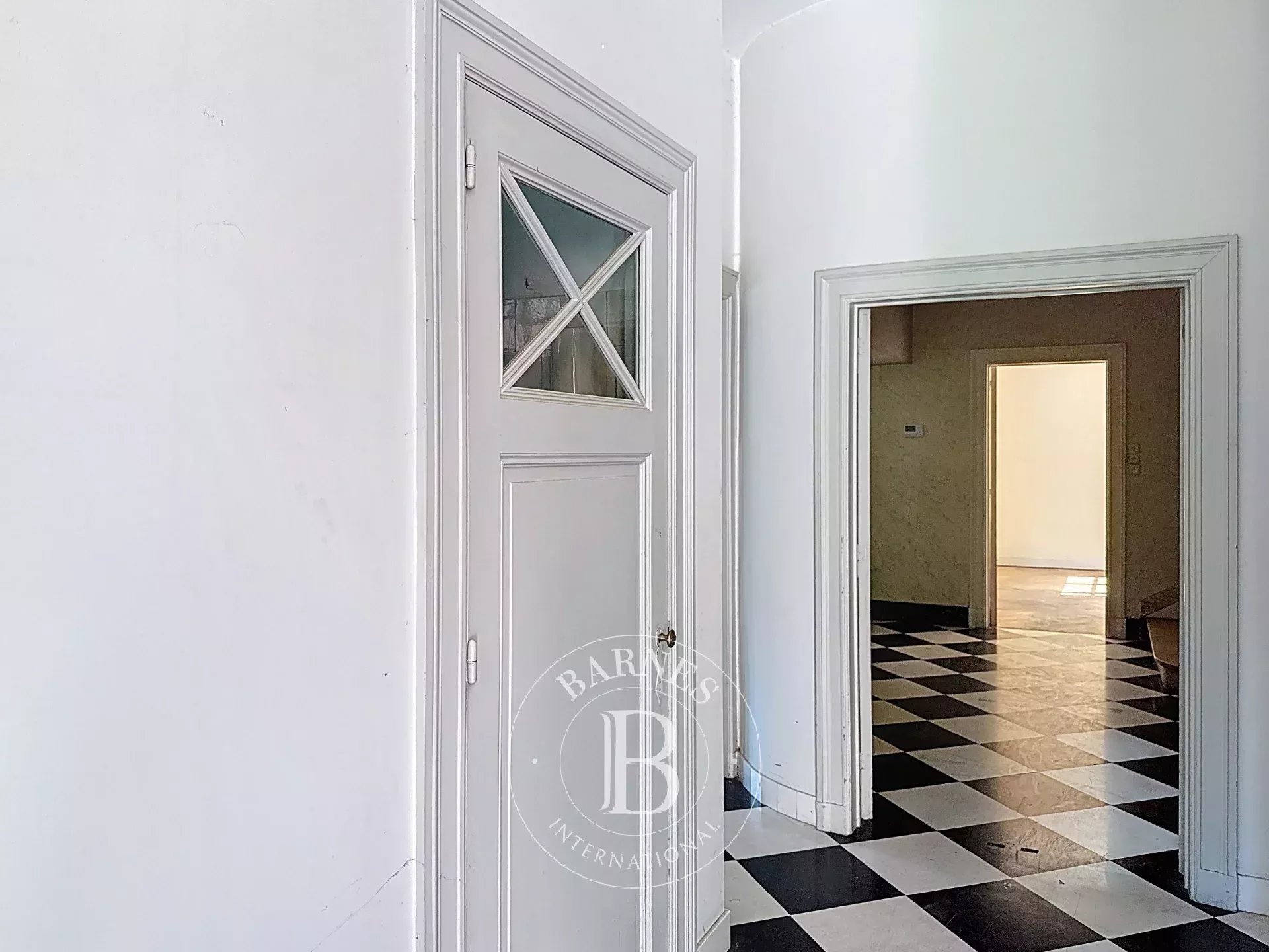 Facing the Abbey of La Cambre – Exceptional Townhouse with Renovation Project