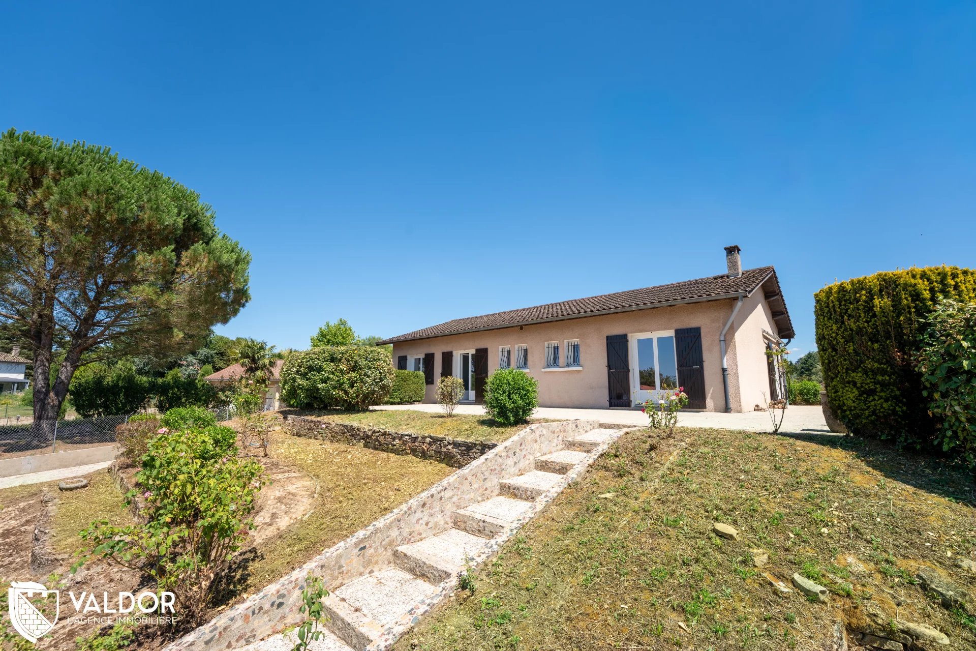 Maison plain-pied - 242m2 - 121m2 habitables - 905m2 de terrain