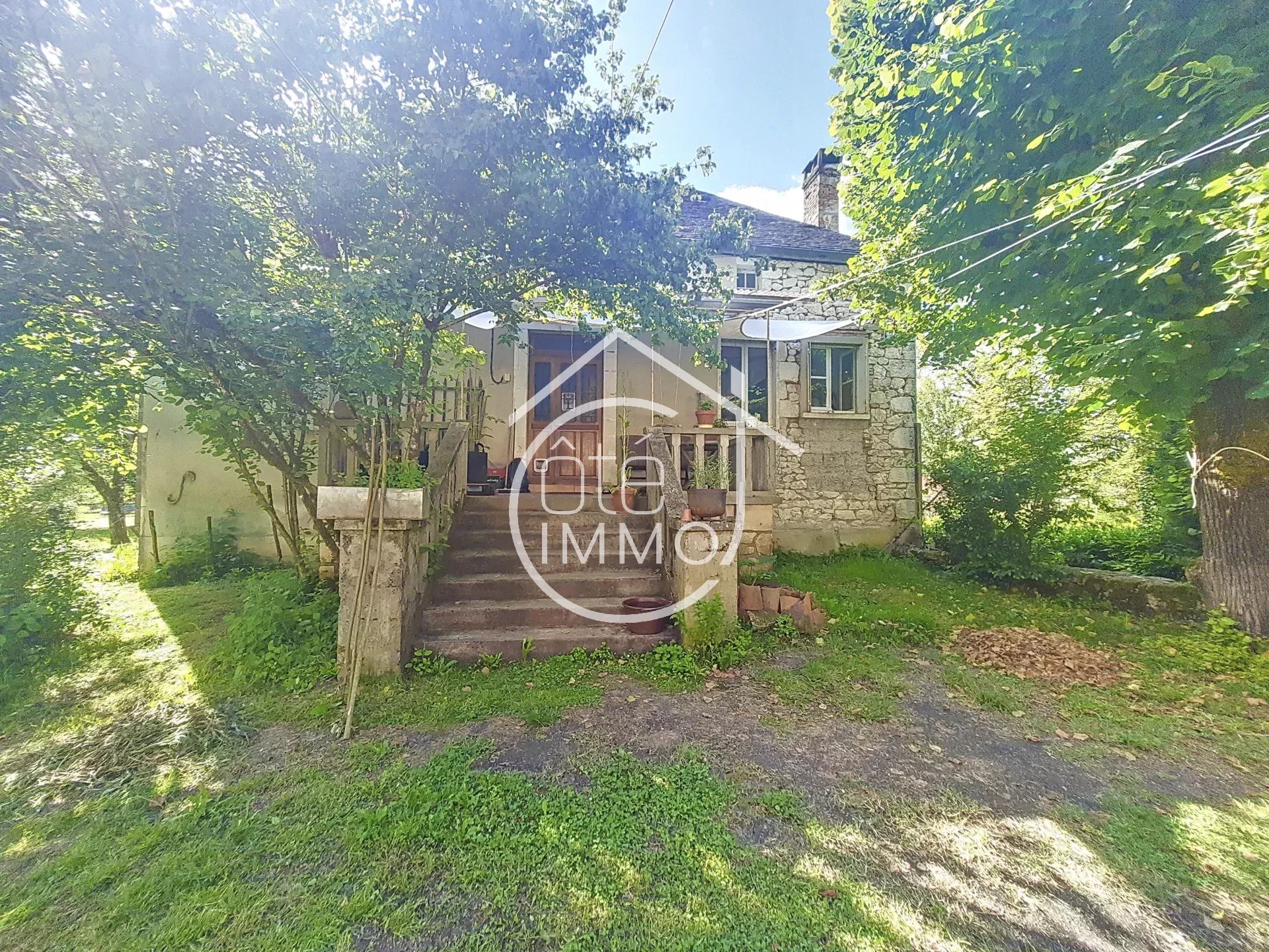 Maison de village en pierre avec jardin à la campagne