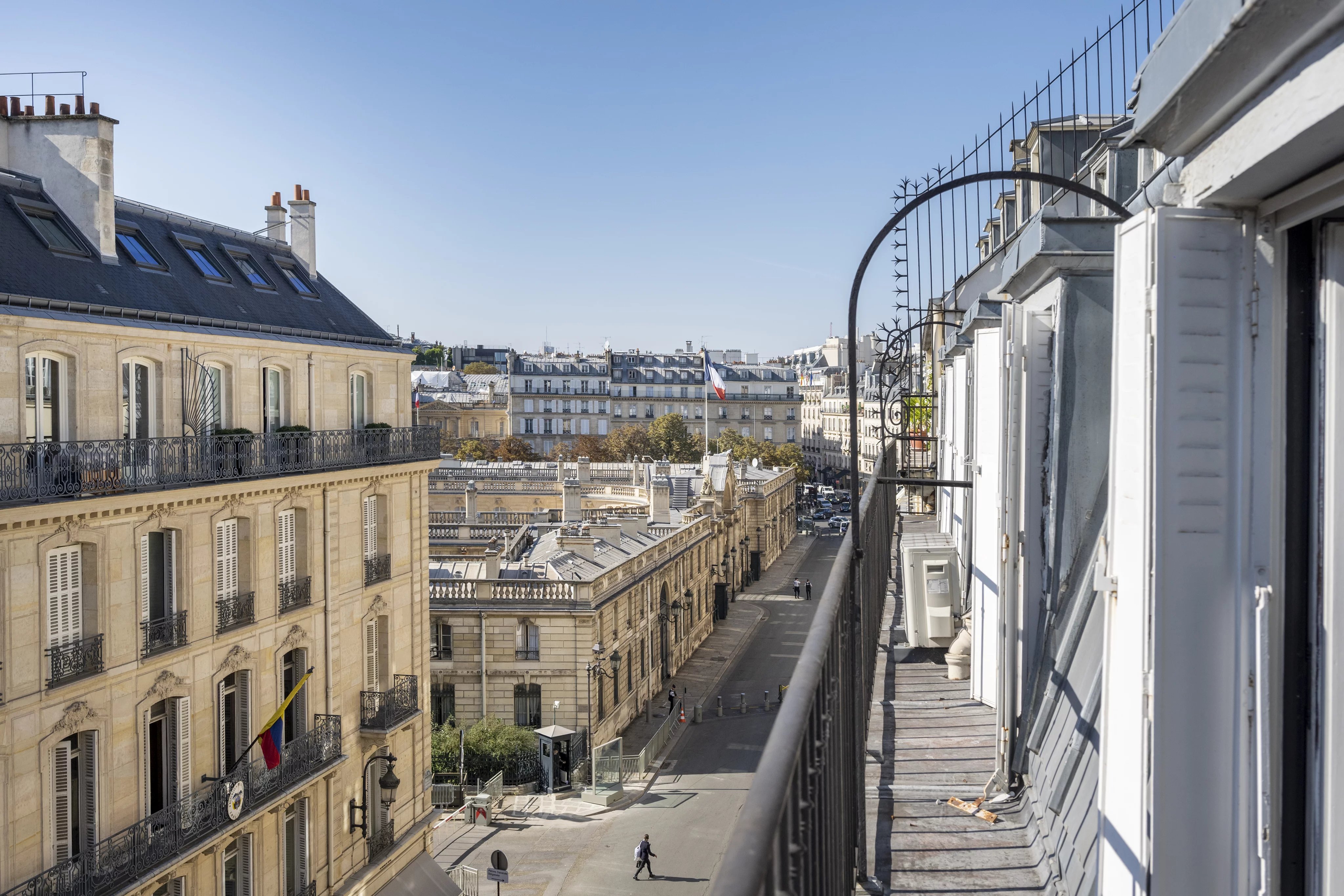 Paris VIIIe - Elysée/ Faubourg Saint Honoré - 4eme etage -142 m² rénové avec balcon