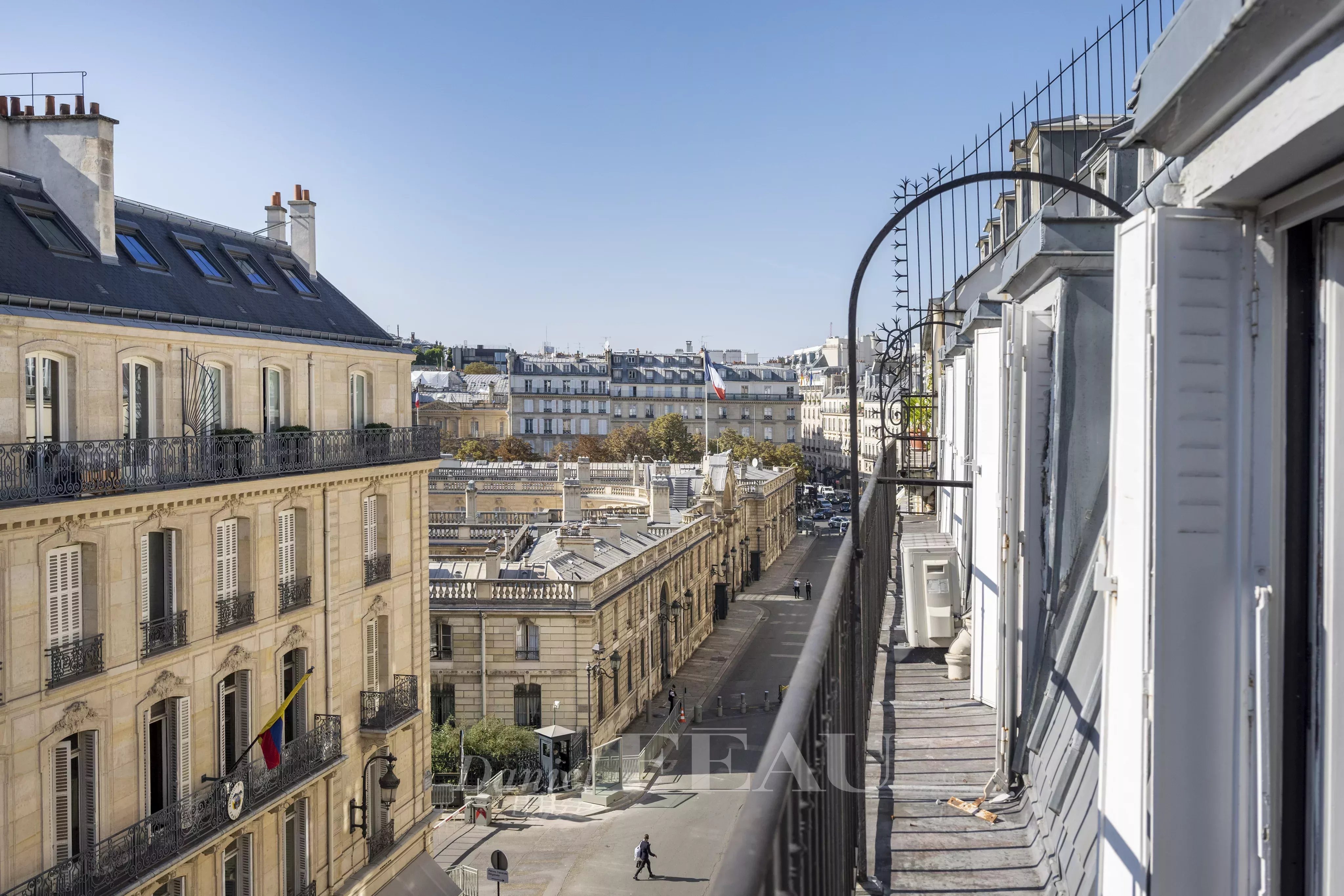 Paris 8th District – A superbly renovated 2/3 bed apartment