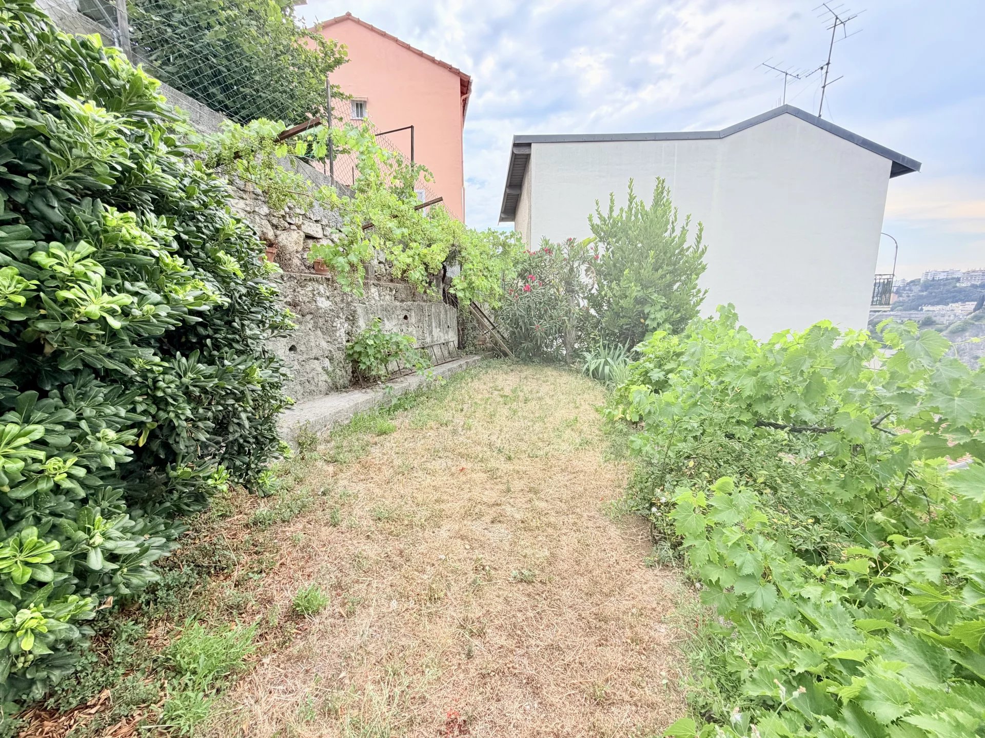 🏡 NICE BON VOYAGE – Fully Renovated Detached House of Approx. 102 sqm with Two Apartments, Terraces, Garden and Small Garage in a Private Estate