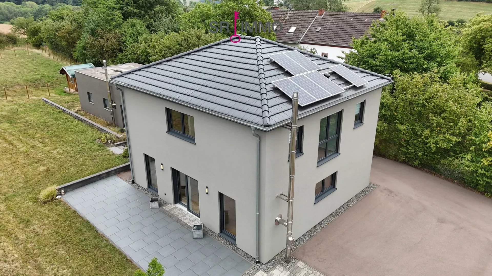 Freistehendes Einfamilienhaus mit energieeffizienter Ausstattung und großer Garage