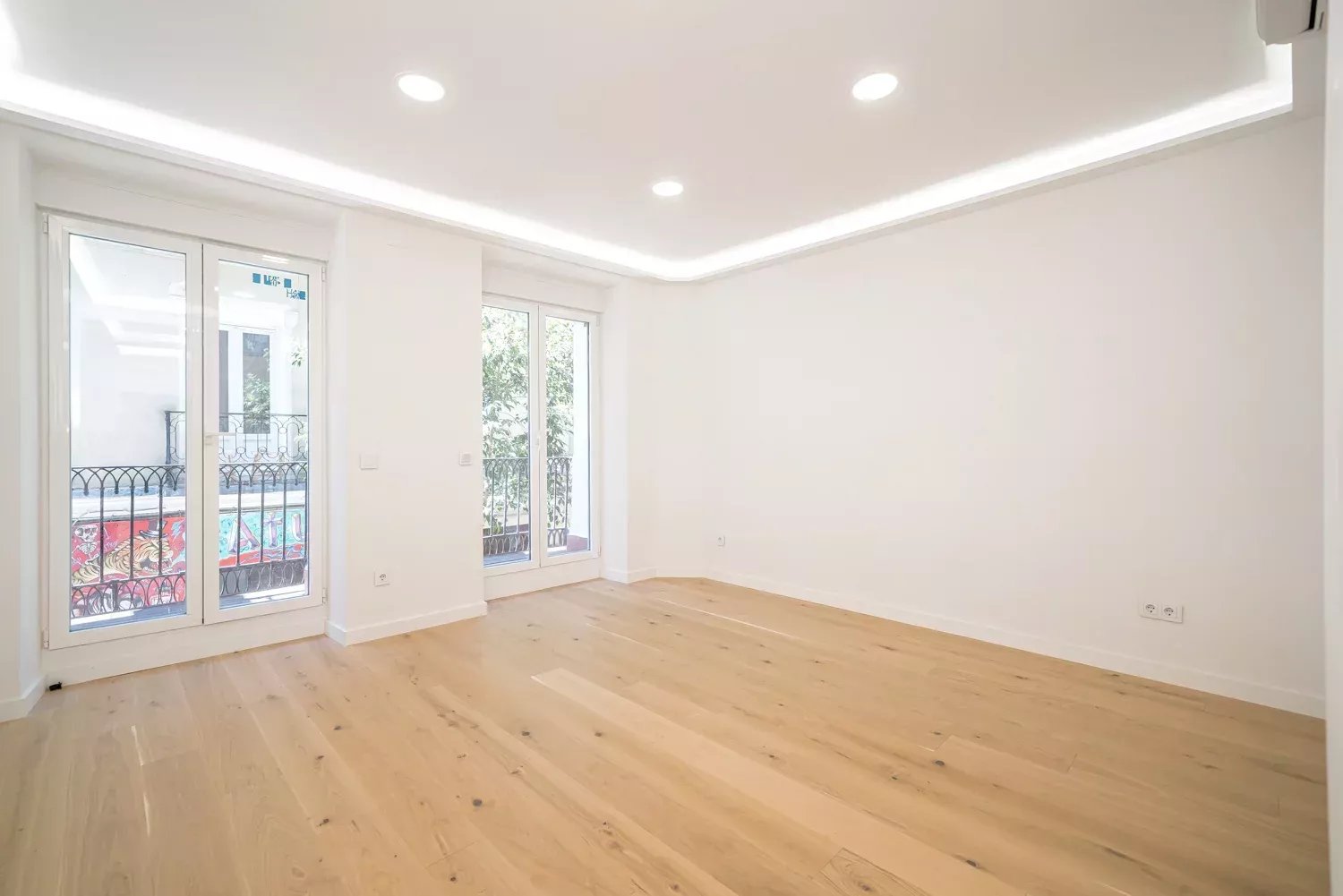 Exclusive flat with comprehensive renovation and balcony on a tree-lined street