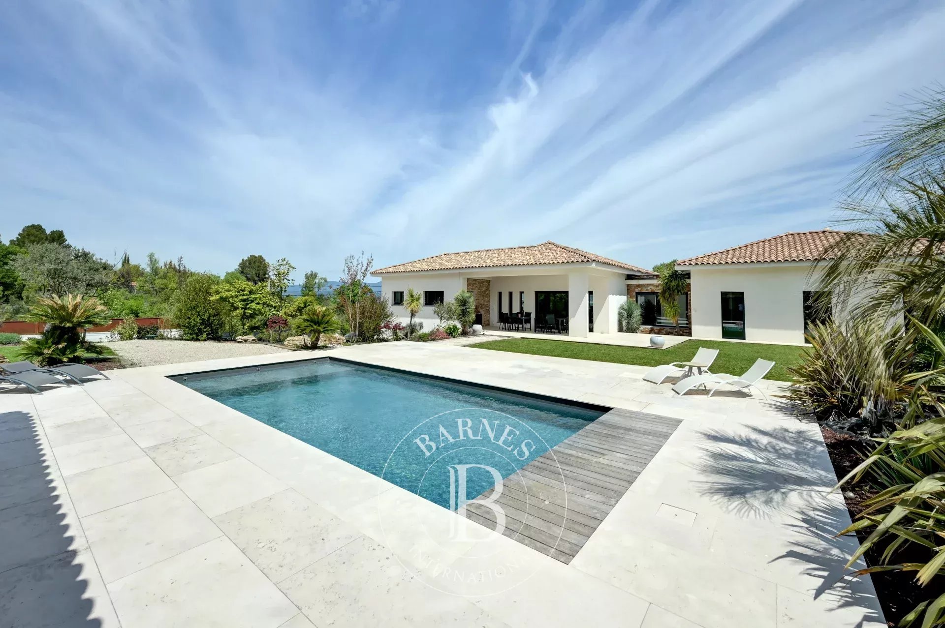 20 minutes from Aix-en-Provence – Contemporary single-story house – 7 bedrooms – Heated swimming pool – Landscaped garden of 4,000 m² – Absolute tranquility