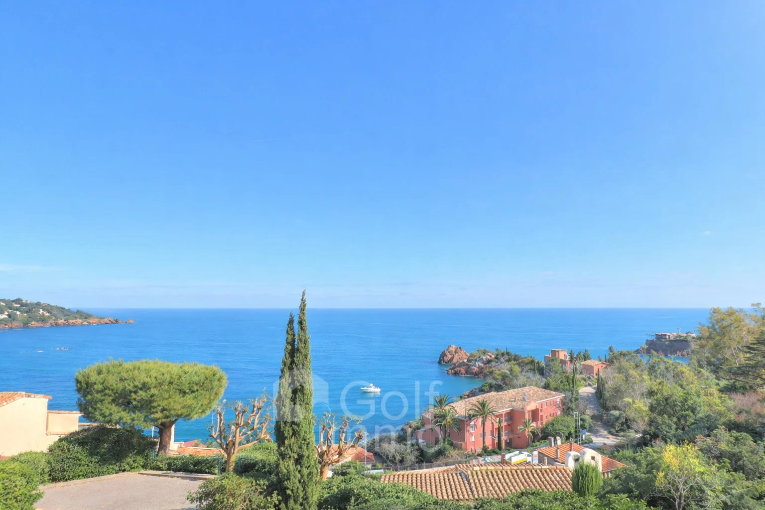 Duplex 78.3 m2 vue mer panoramique à deux pas de plage La Figarette