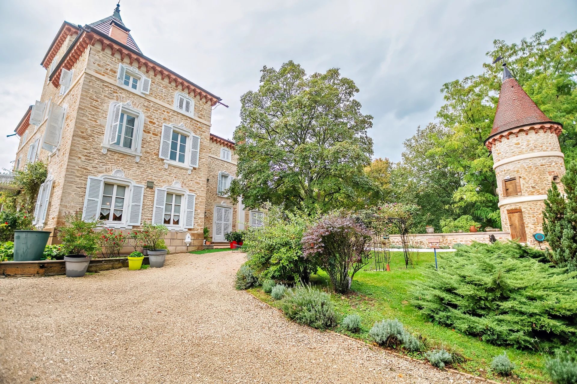 Château exceptionnel avec maisons et dépendances