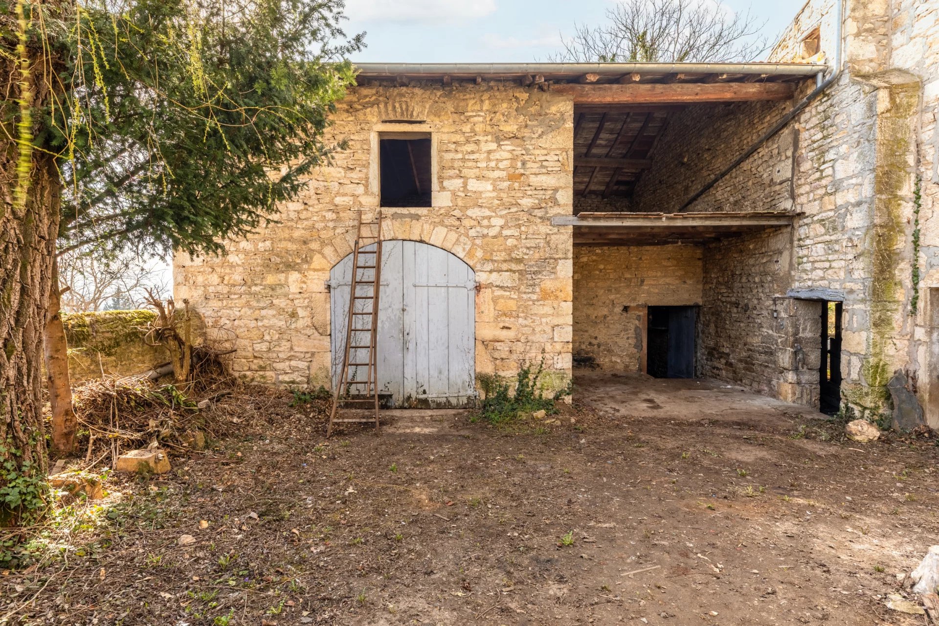 Grange en pierre dorées