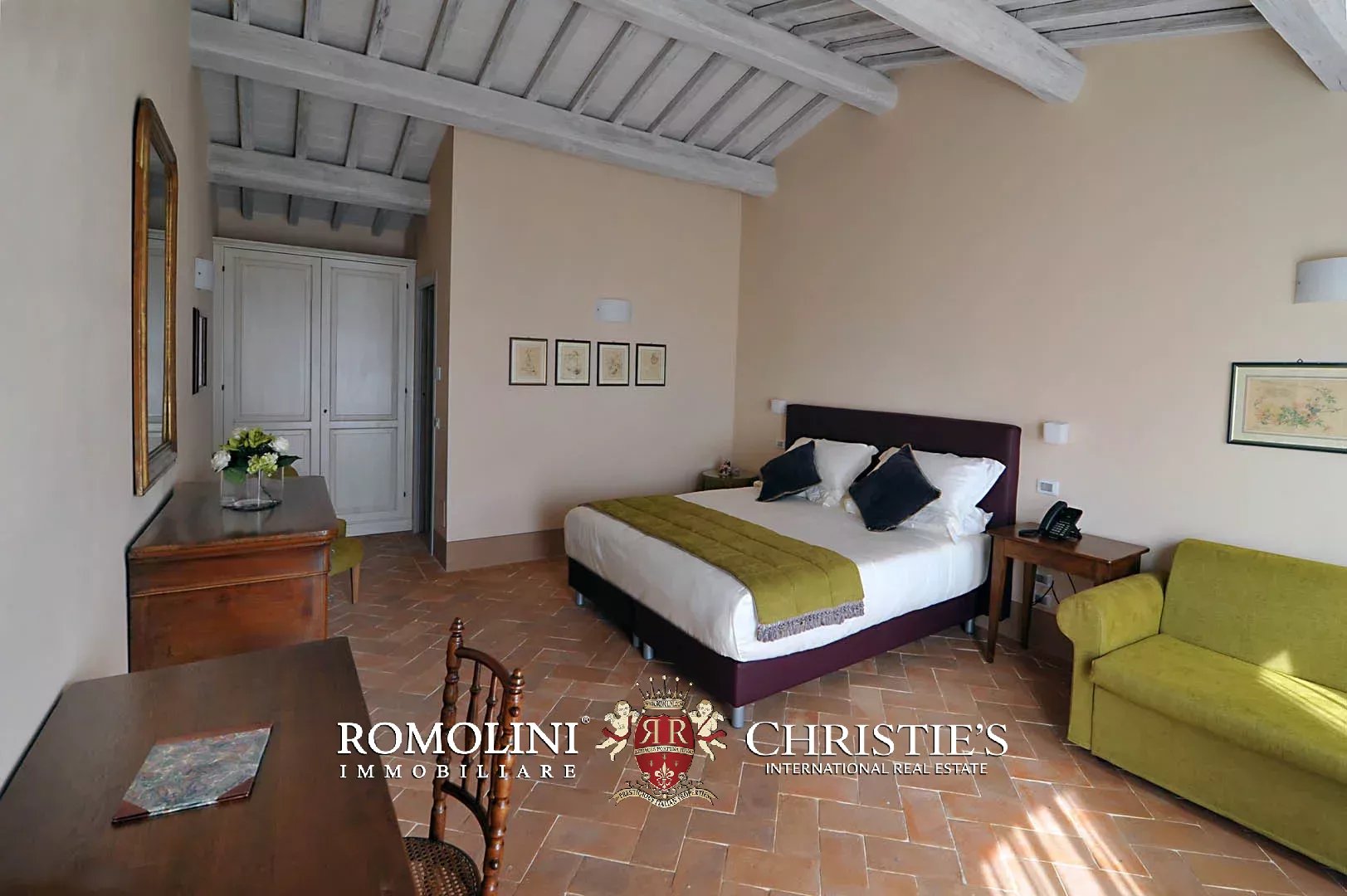 15 Bedroom Vineyard's Image 43