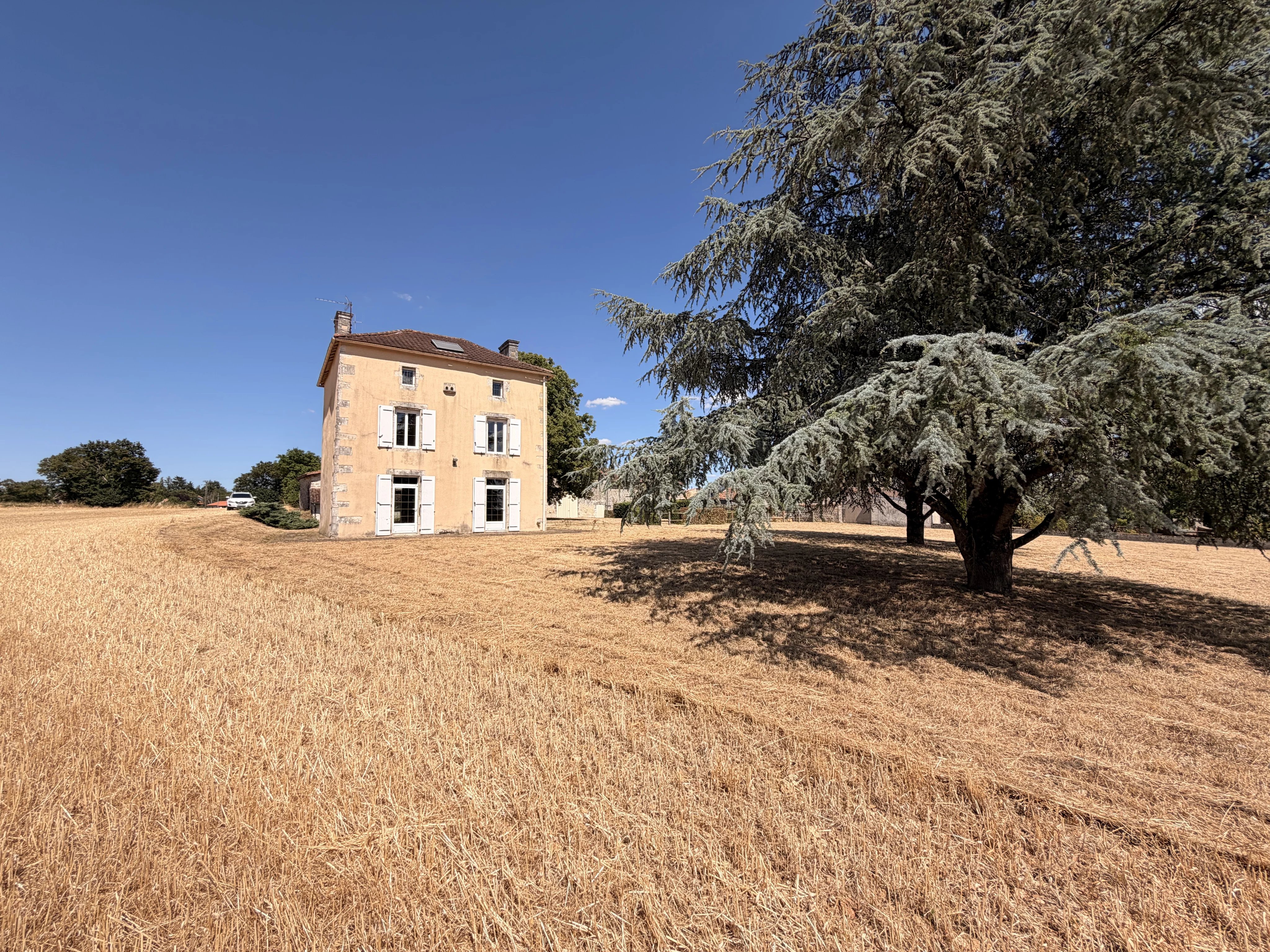 Charmante propriété de caractère avec plus de 2 hectares, grange, cave voûtée et dépendance aménageable à proximité de Ruffec