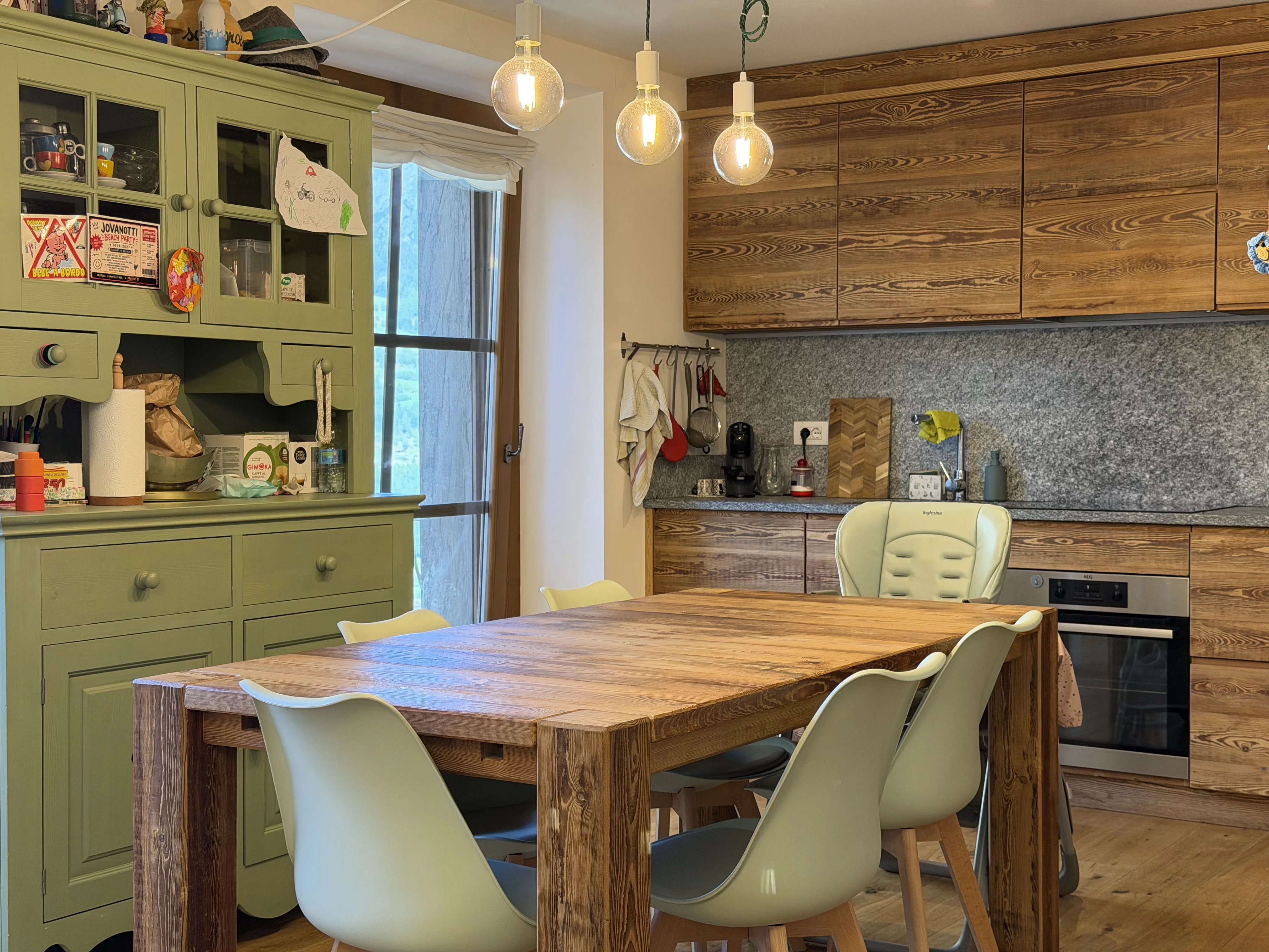 CHARMING FOUR-ROOM APARTMENT OVER TWO LEVELS WITH GARAGE — photo 9