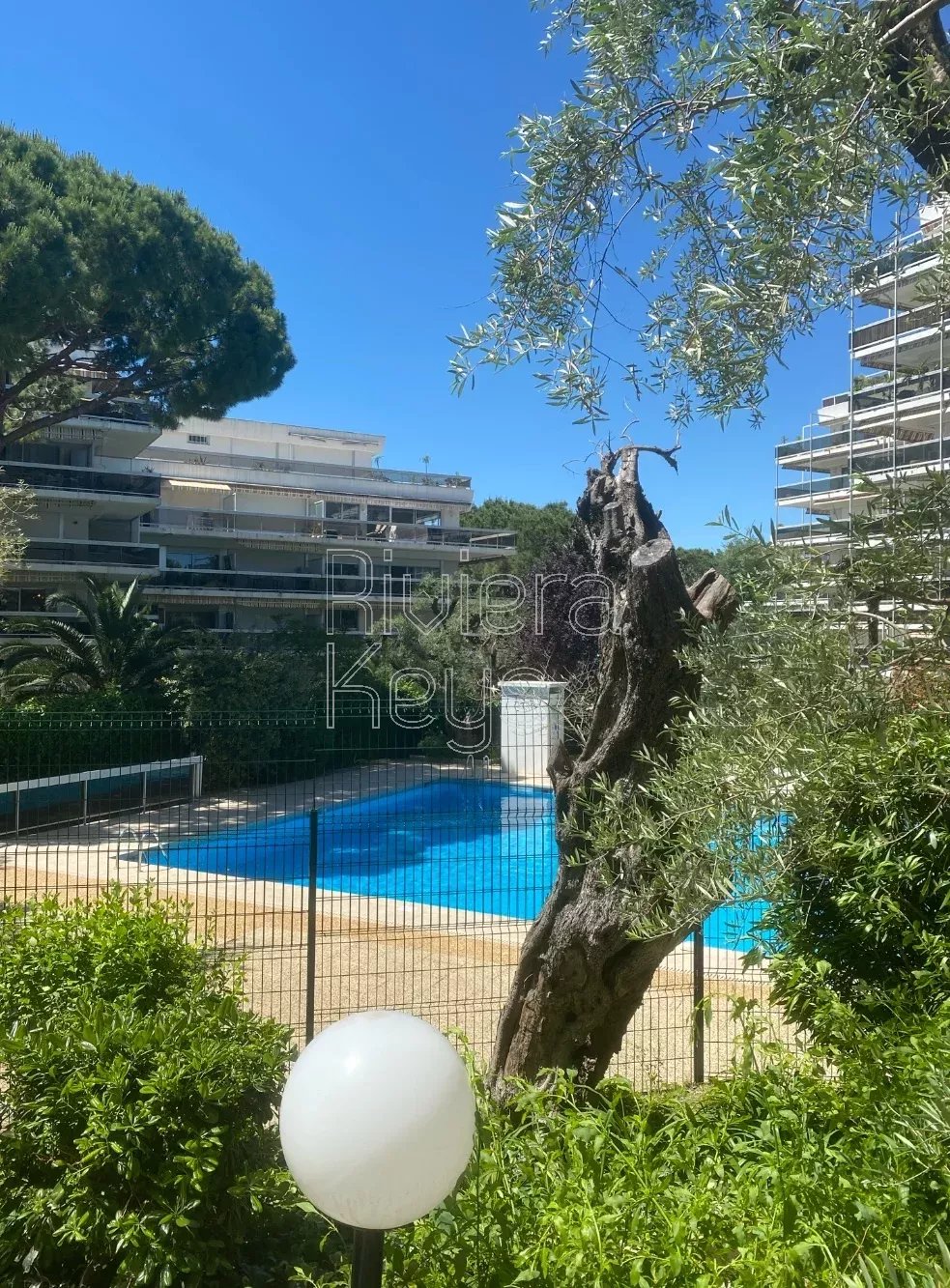 ANTIBES : Studio avec jardin à rénover dans une résidence fermée avec piscine