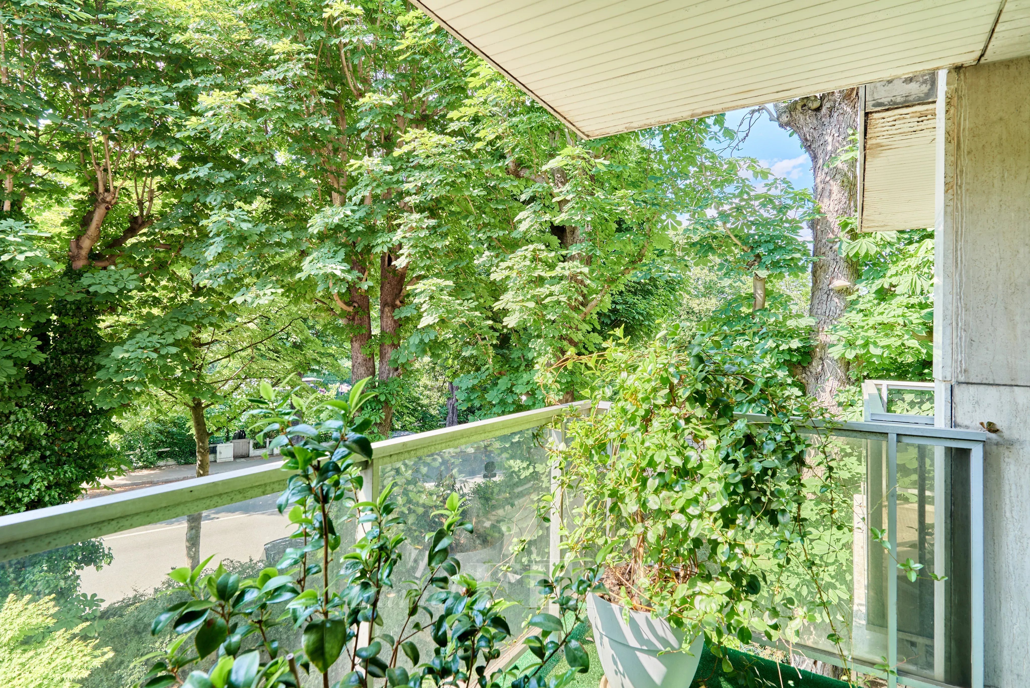 Neuilly Saint James  -  A 3-bed apartment with a balcony and terrace