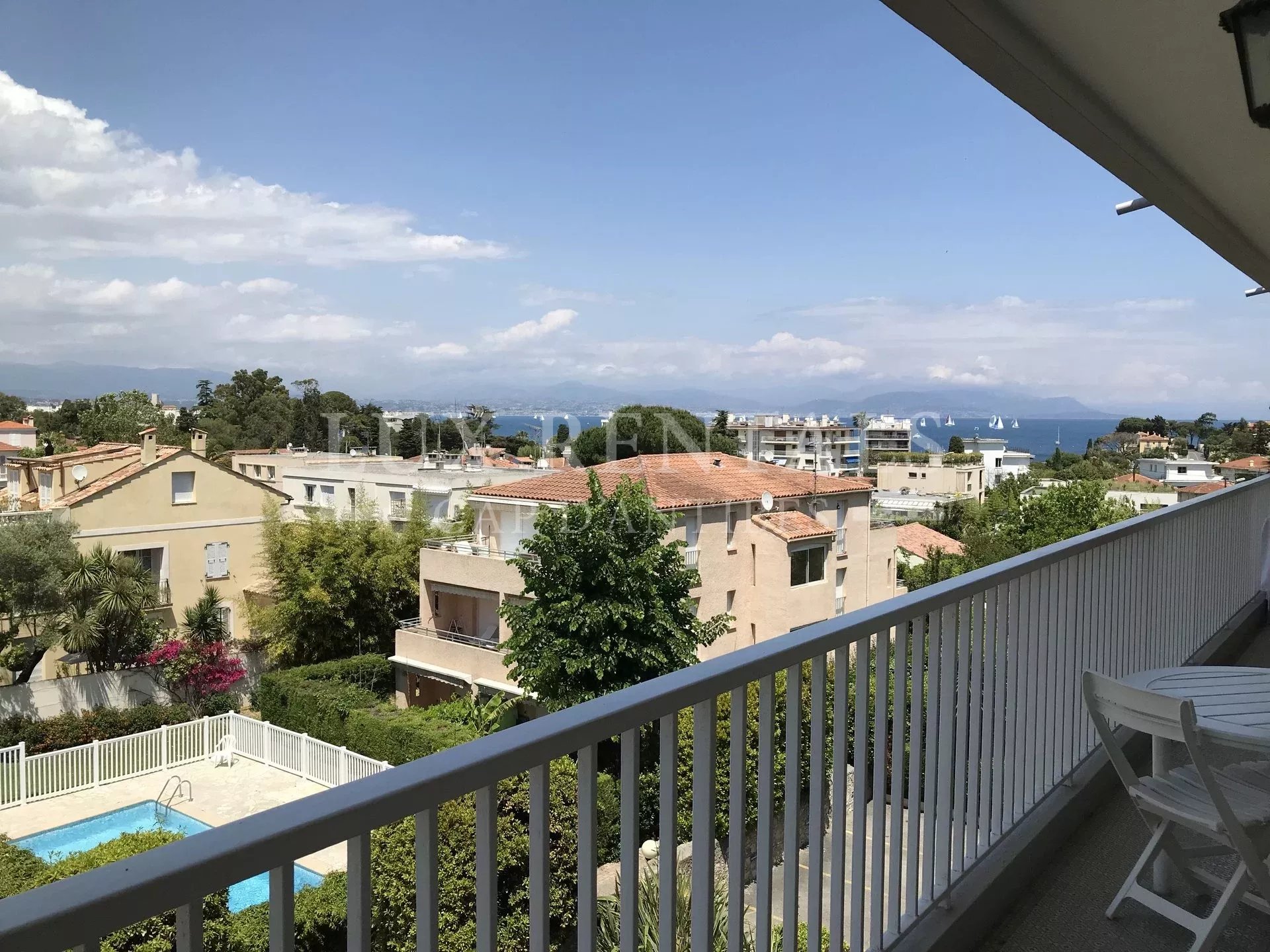 Spacious apartment with sea view and pool