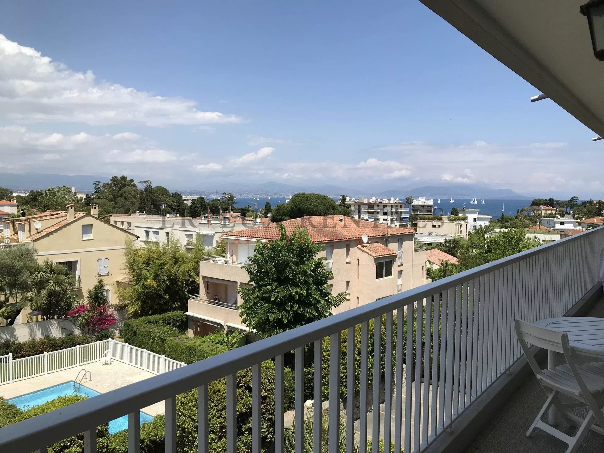 Spacious apartment with sea view and pool