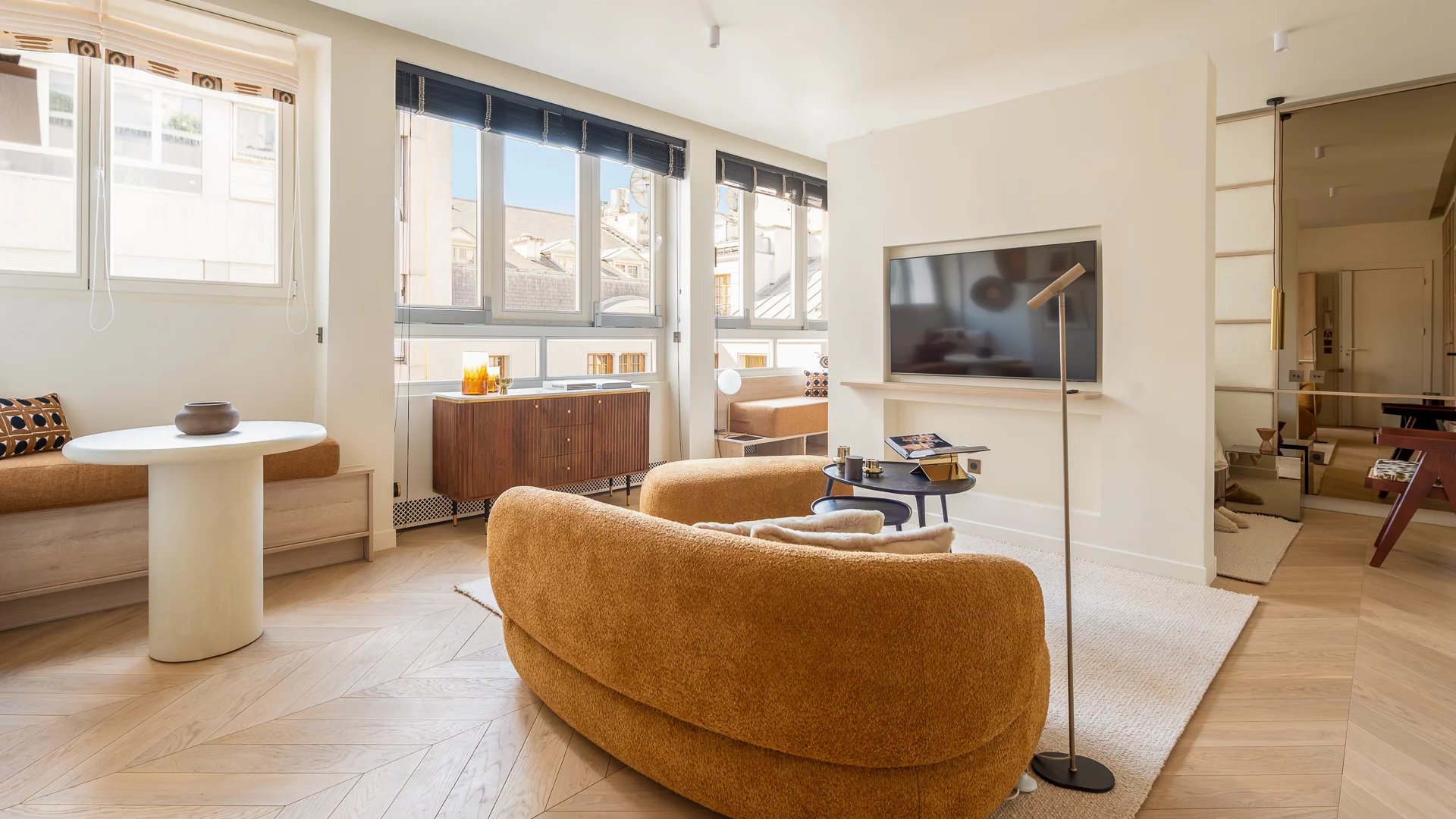 Paris 8e - AVENUE MONTAIGNE – Appartement à vendre - 2 pièces - 44,95m² Carrez -Élégant pied-à-terre rénové et meublé.