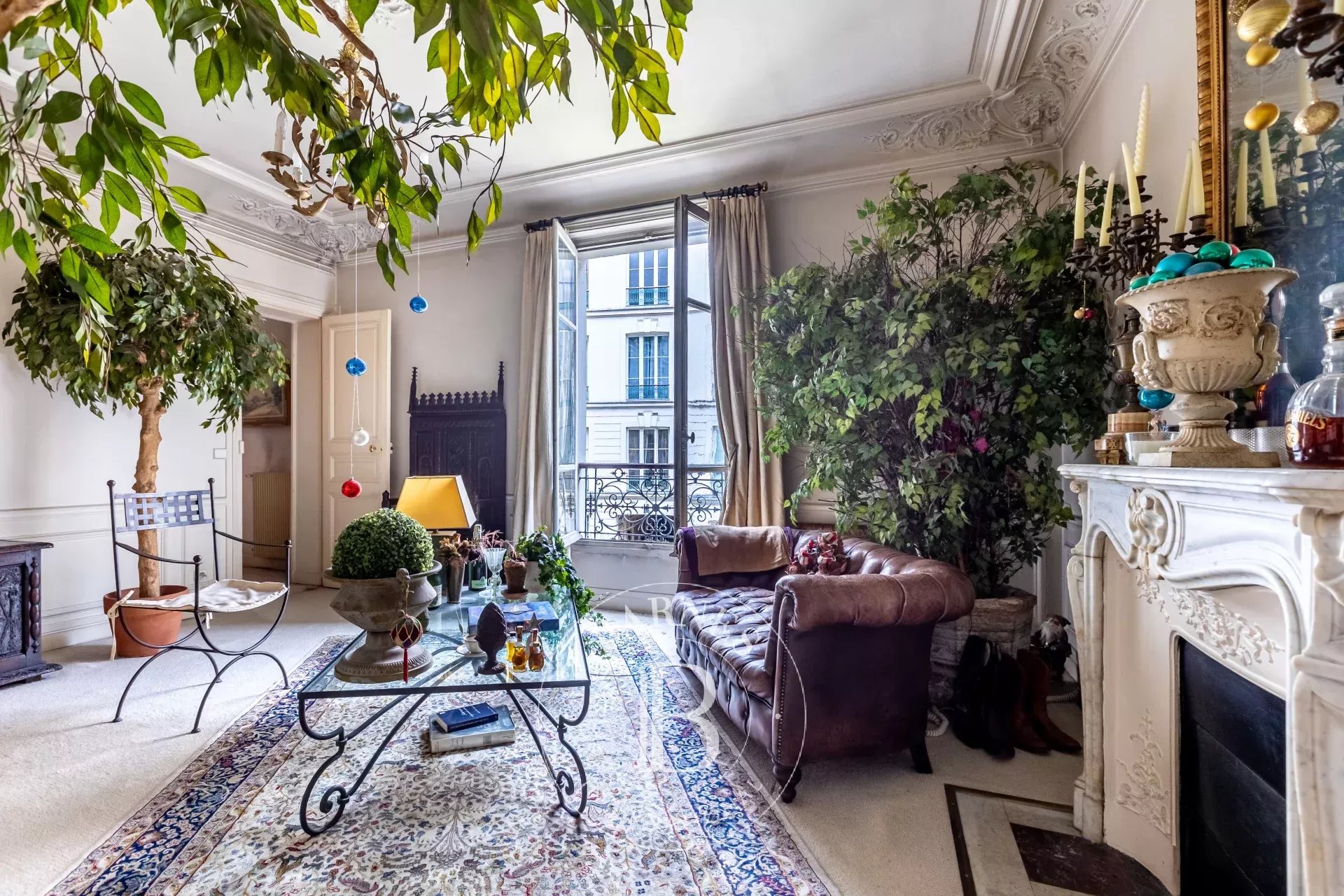 Paris 17 - Place des Ternes - Great volume and huge potential