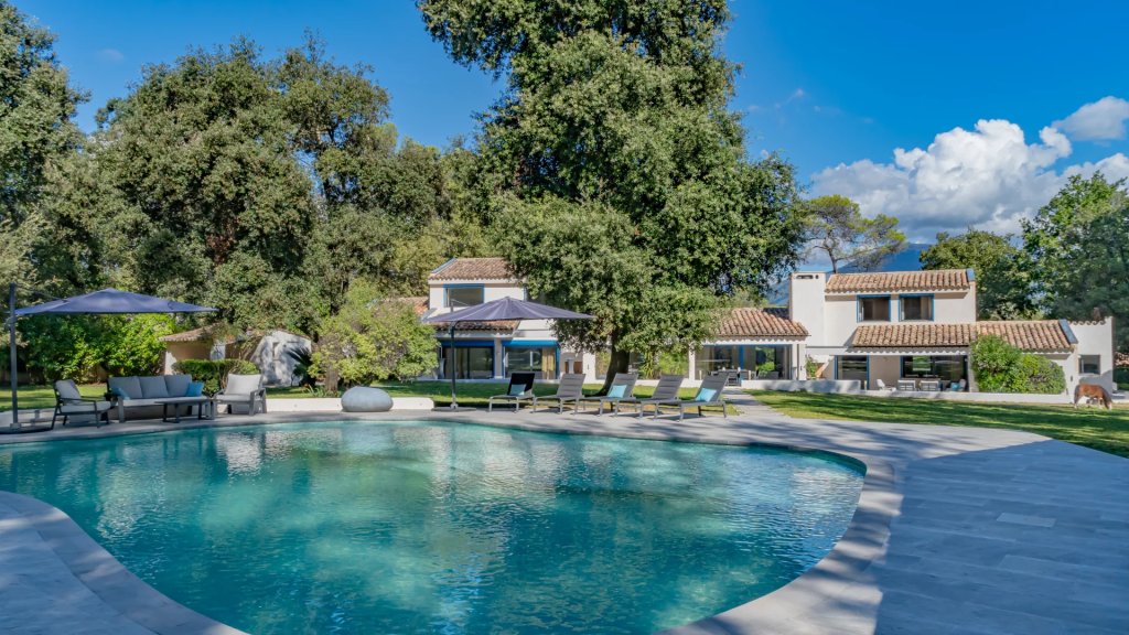 Villa for sale in Valbonne — Luxurious Villa in Valbonne with Pool and Amenities