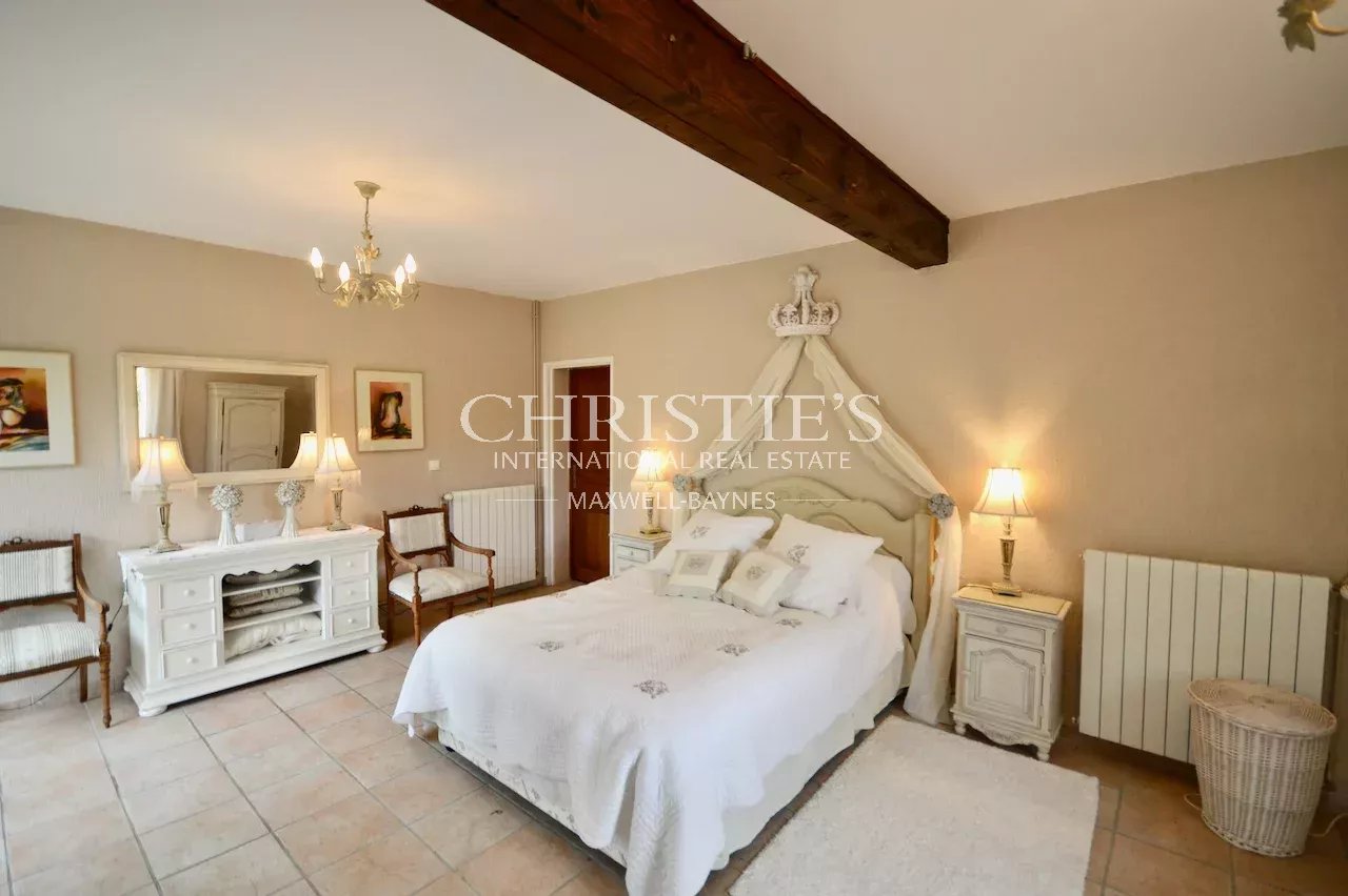 6 Bedroom Villa/Townhouse's Image 12