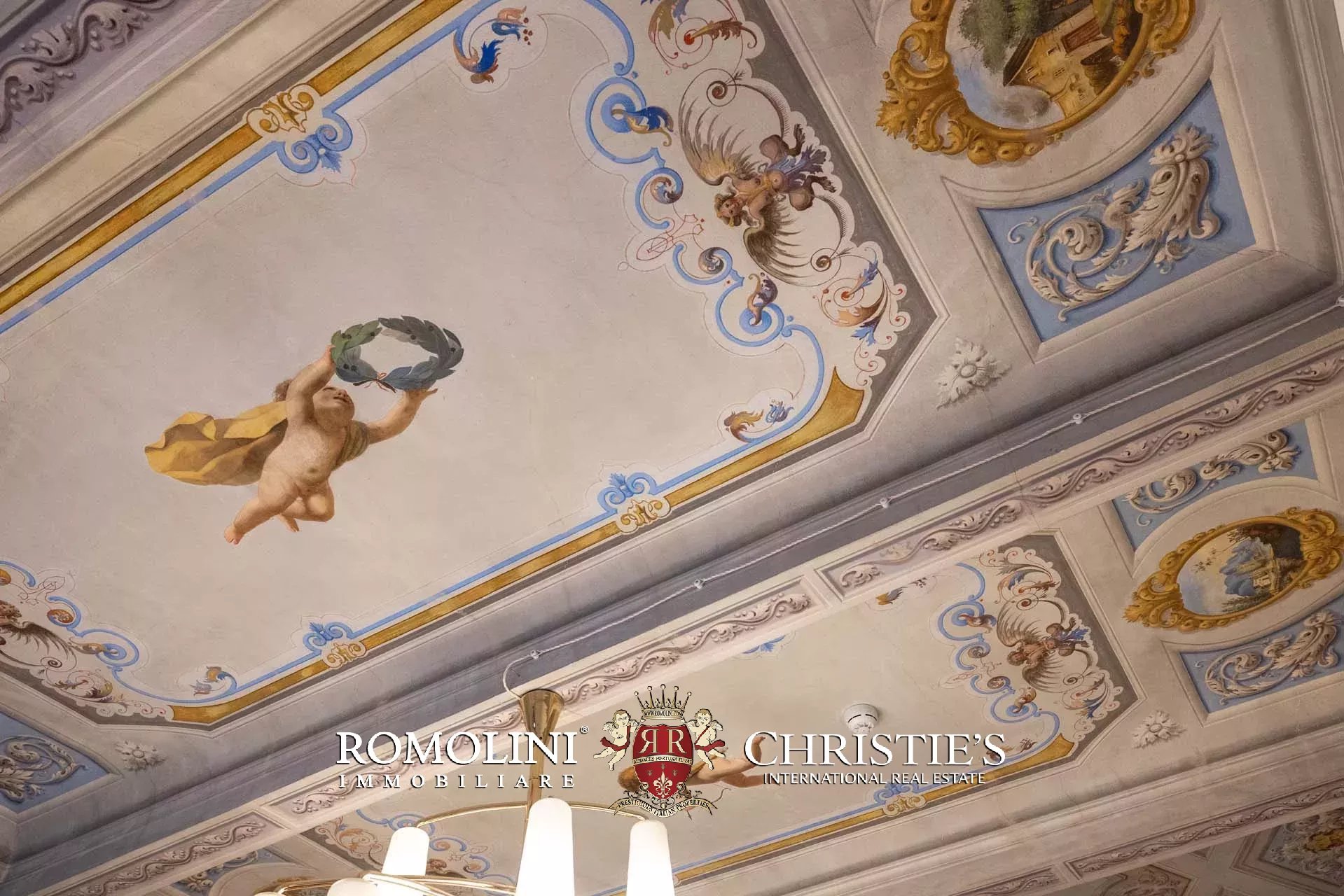 PRACHTVOLLER RESTAURIERTER PALAZZO MIT BLICK AUF DAS HISTORISCHE ZENTRUM VON FLORENZ ZU VERKAUFEN