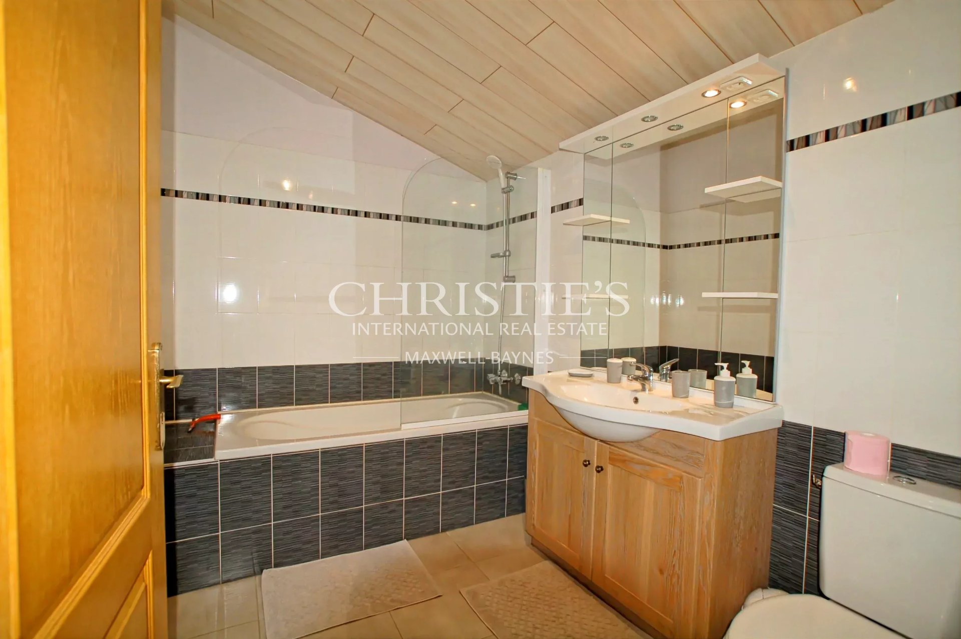 13 Bedroom Villa/Townhouse's Image 13