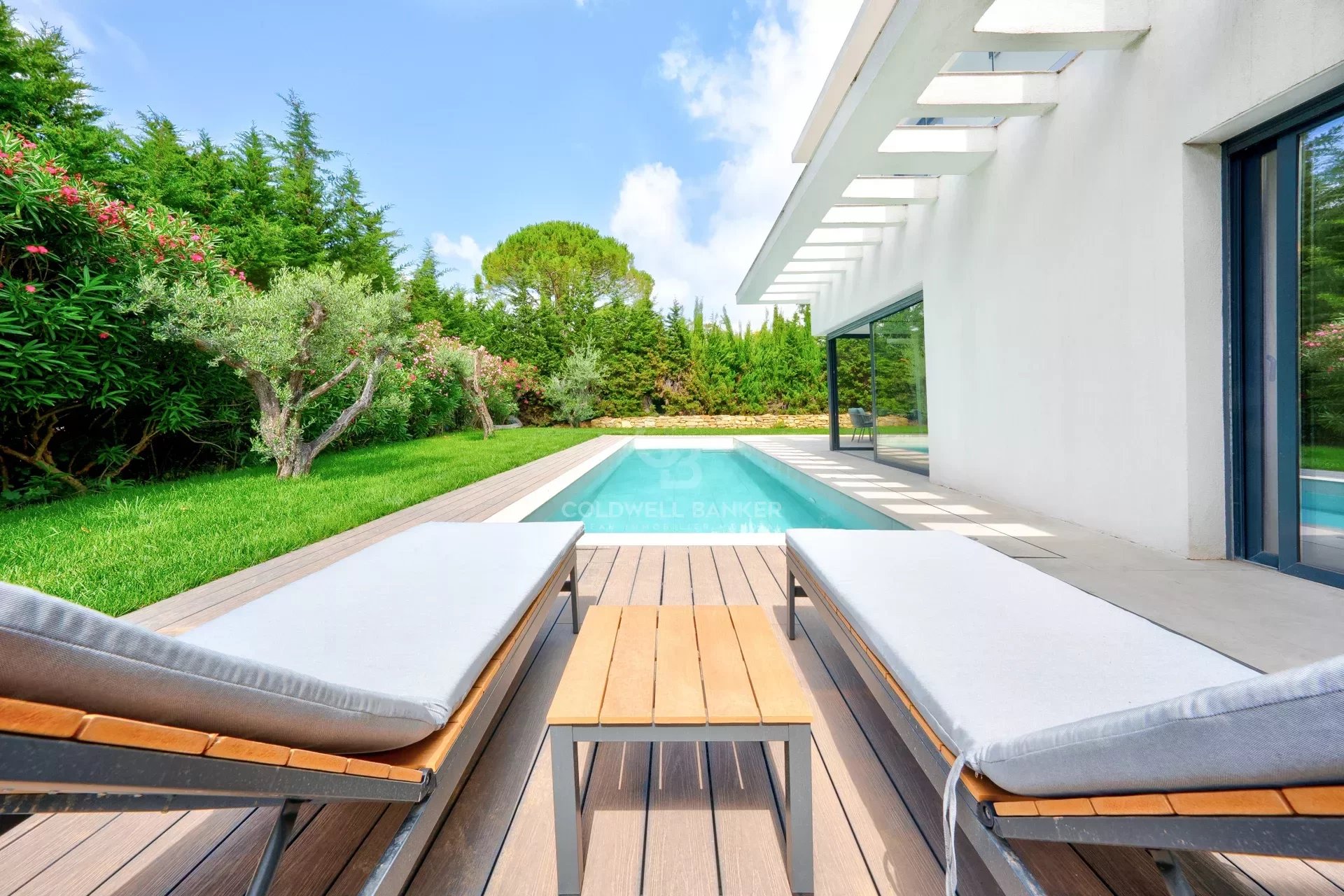 06250 MOUGINS VILLA