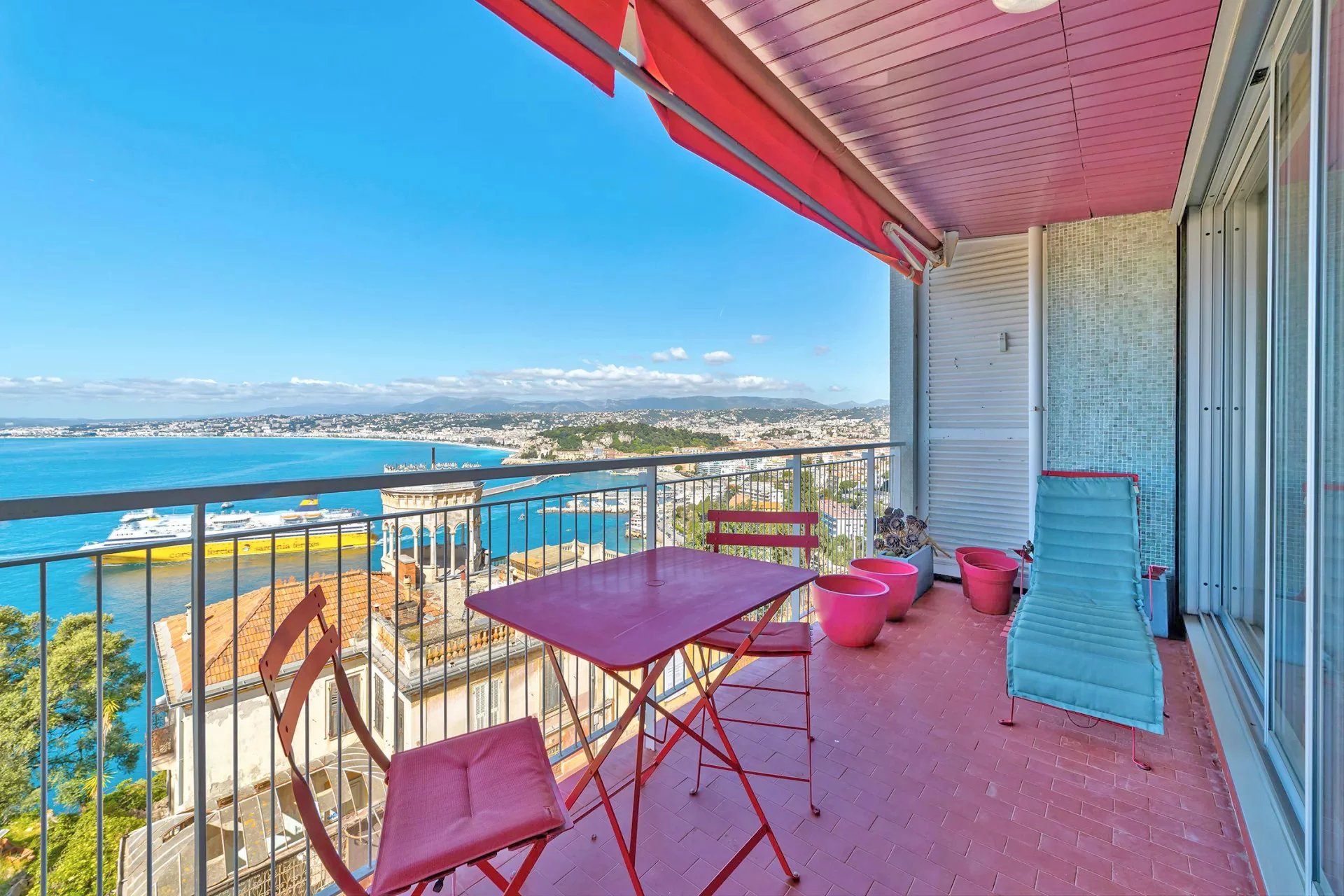 CAP DE NICE : 3 pièces avec magnifique vue mer et piscine, proche de tout