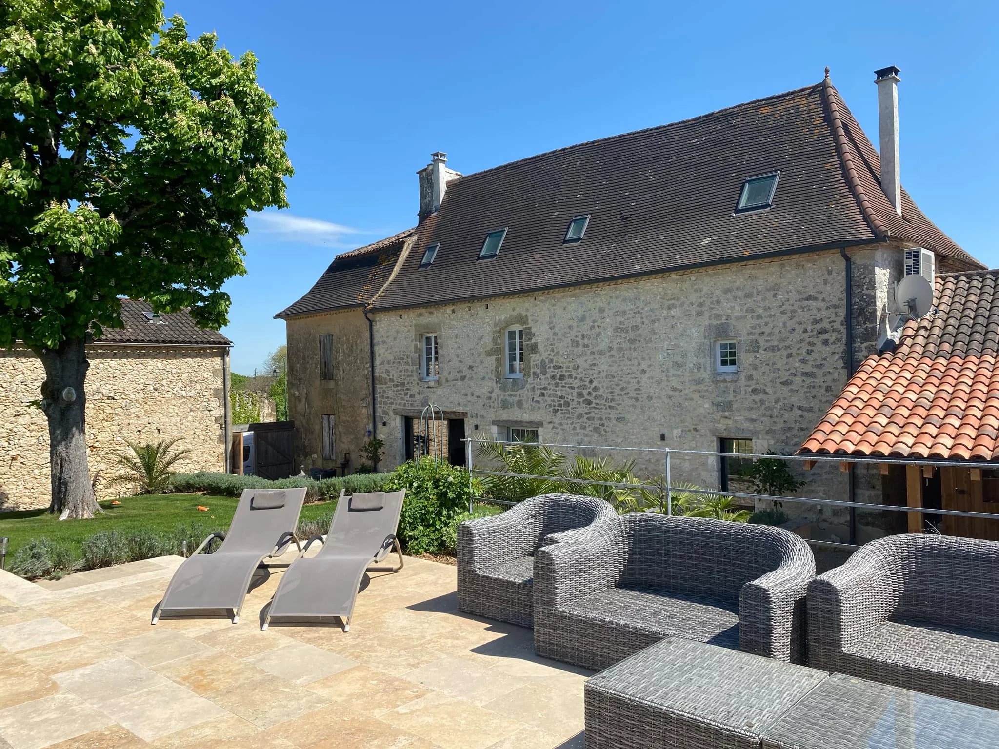 Elégant manoir avec dépendances, appartement d'amis et projet de rénovation