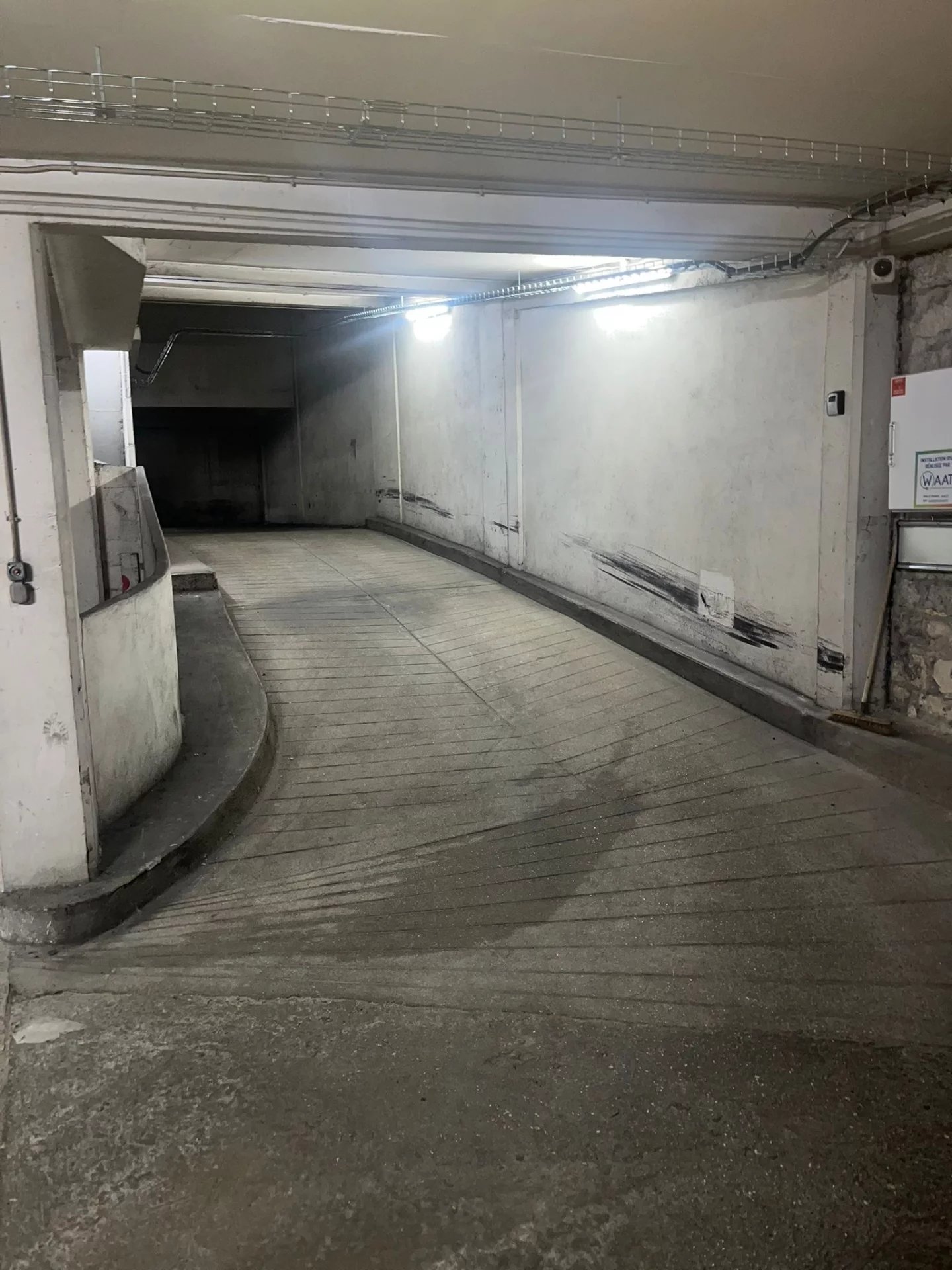 PARKING / RUE AMPERE / PLAINE MONCEAU - Image Array