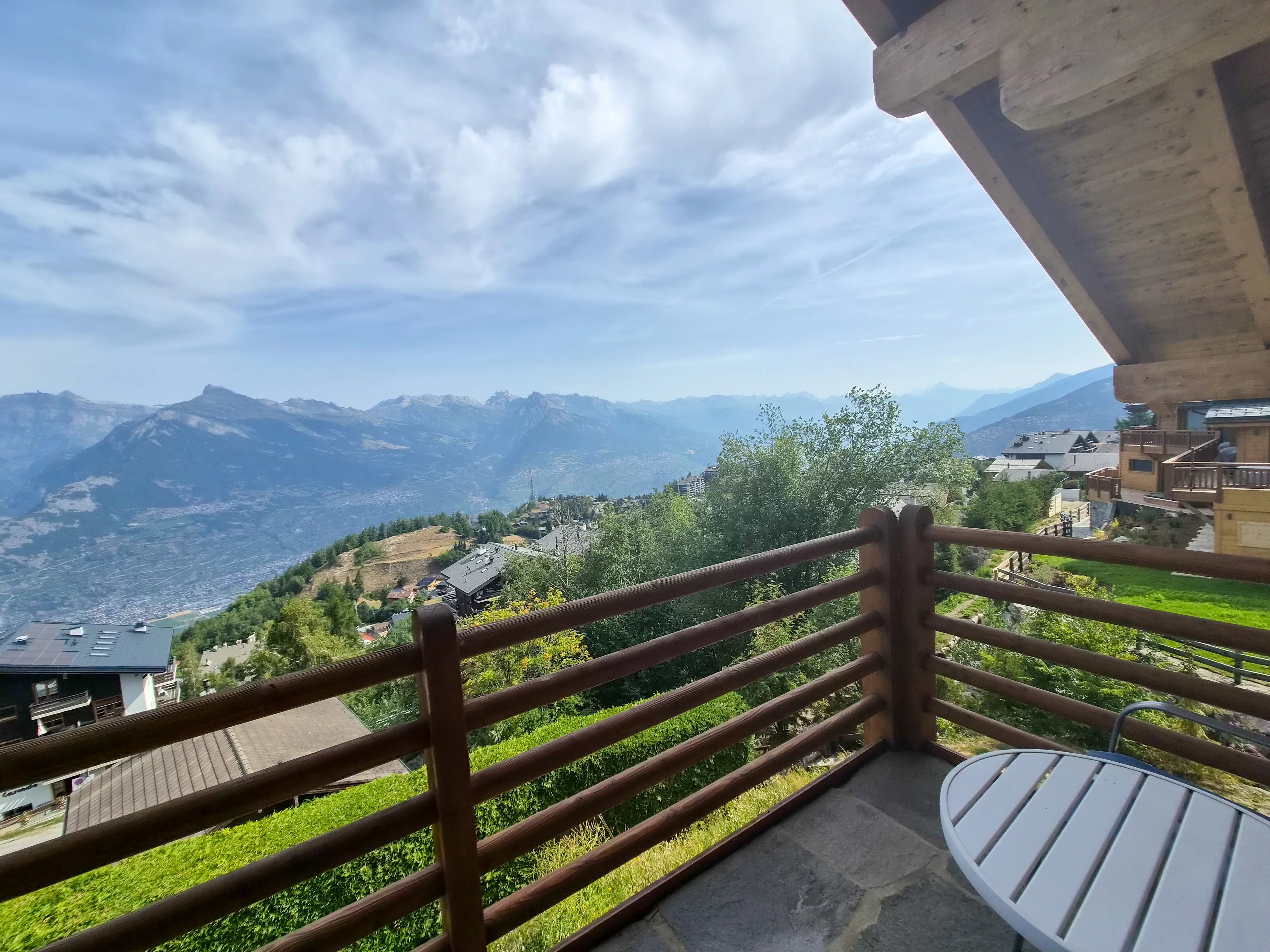 Chalet d'exception au bord du bisse et proche des pistes de skis, à Nendaz !