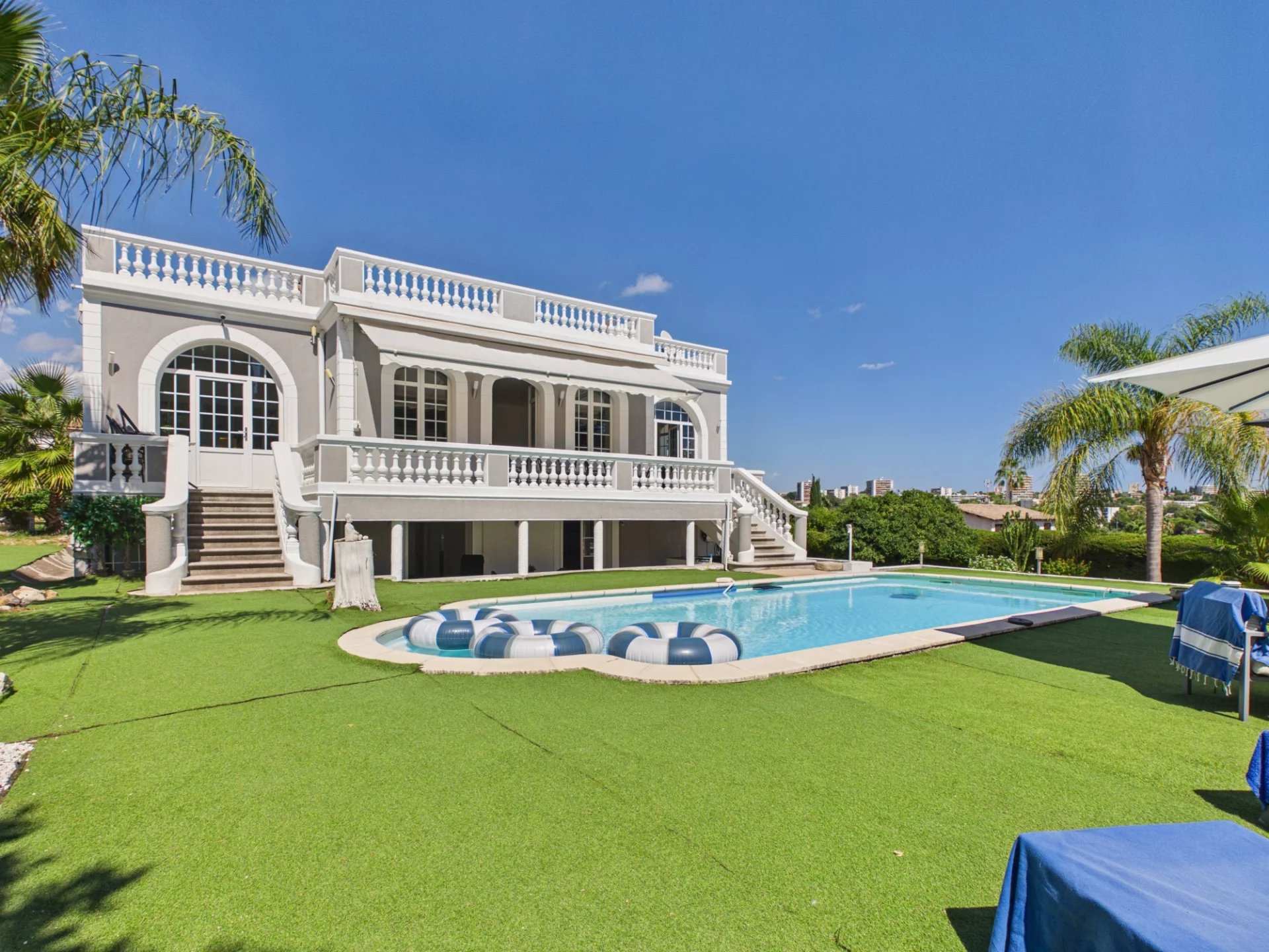 VILLA AVEC PISCINE – JUAN-LES-PINS – 183 M² – TERRAIN 1 400 M²