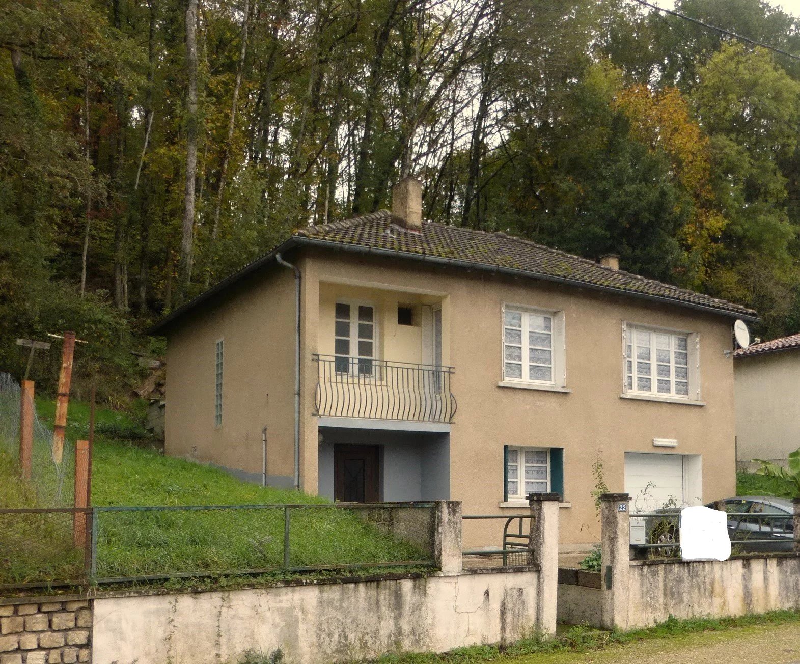 Maison de village de 3 chambres avec grand sous-sol et garage