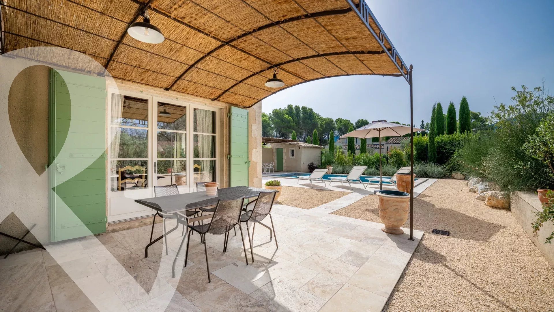 A QUELQUES MINUTES A PIED DU VILLAGE