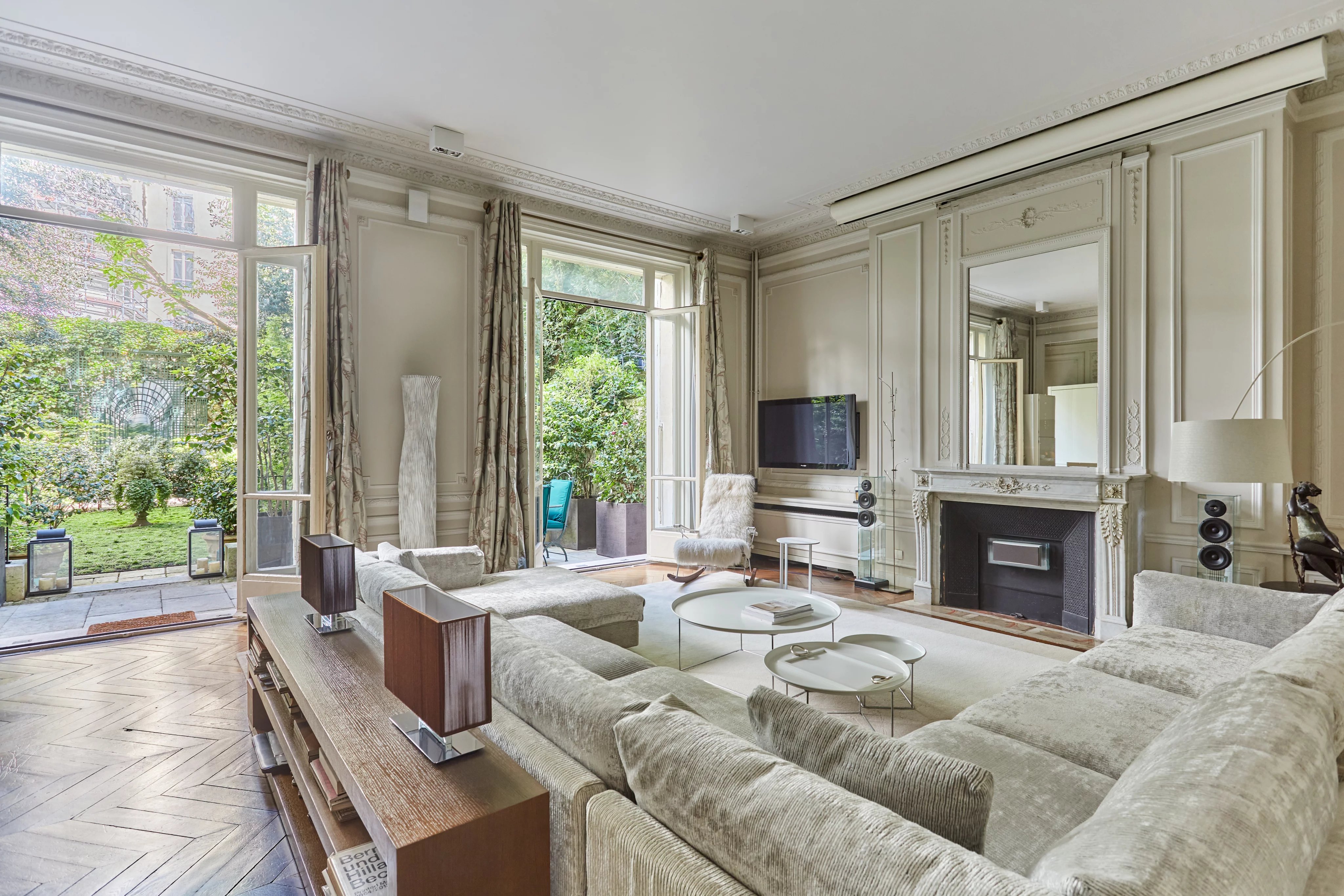 Paris 8th District – An exceptional 4-bed apartment with a leafy garden