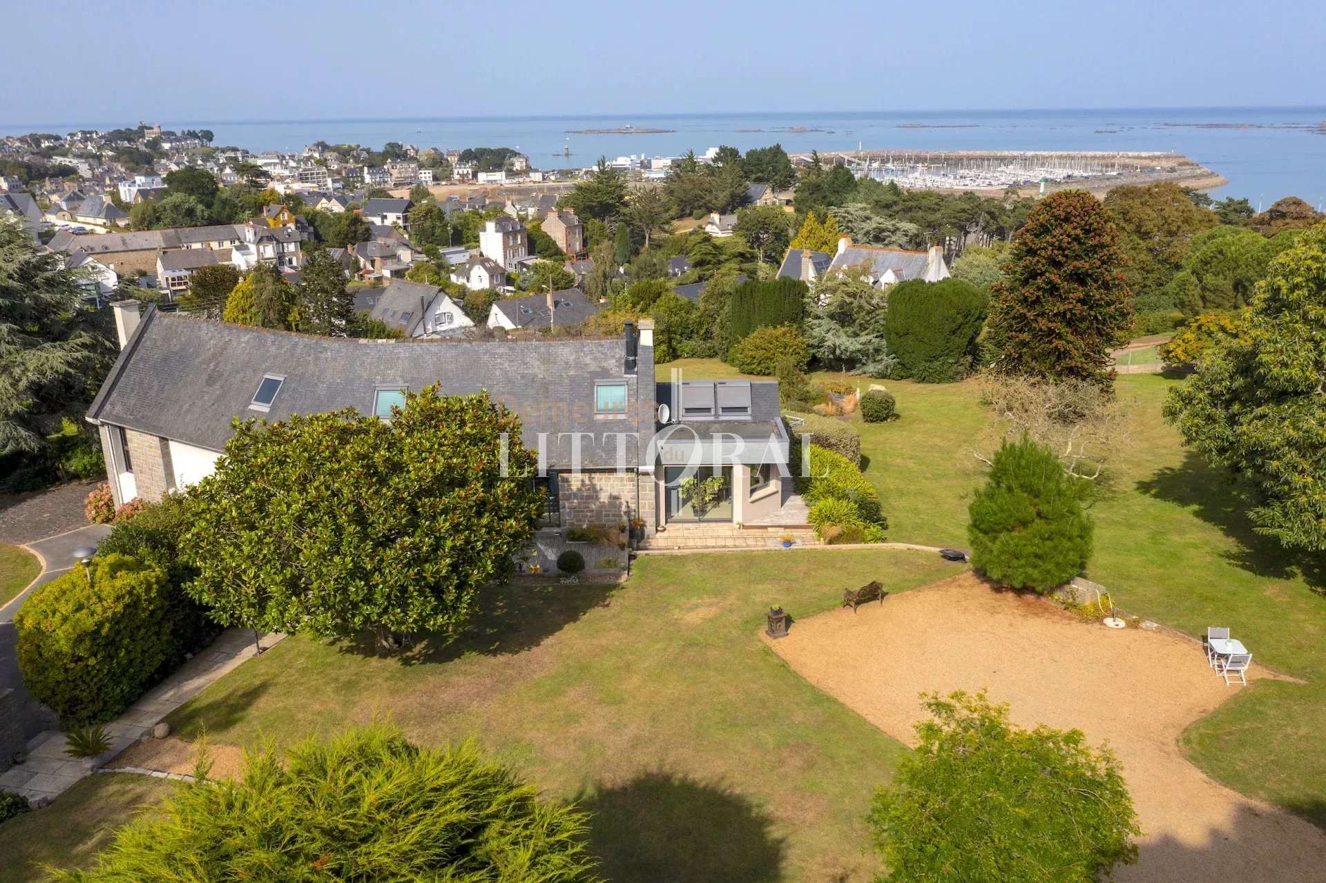 Côtes d’Armor-Goelo, sur horizon maritime exceptionnel, une maison d’architecte et son terrain de près de 6 000 m2