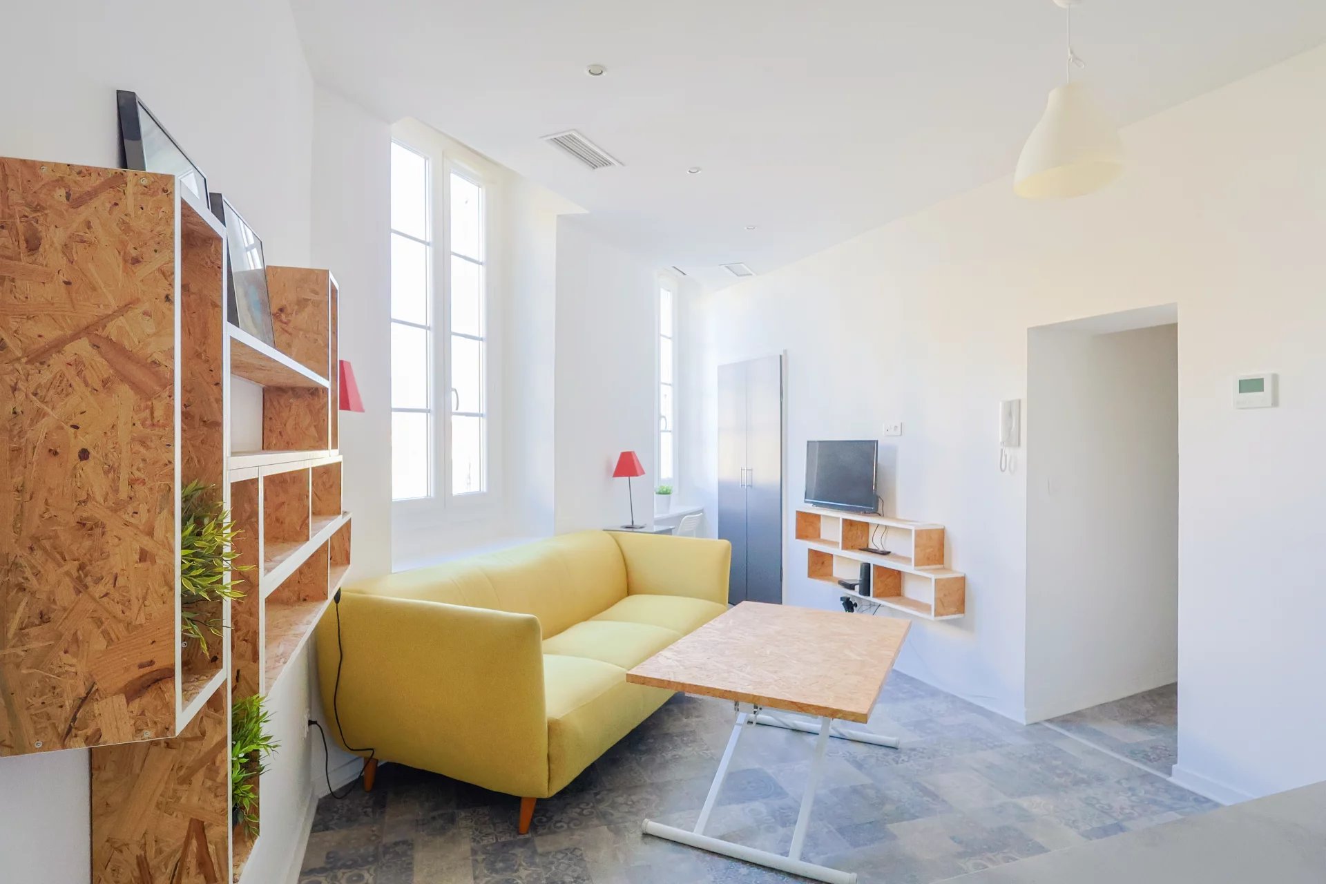 NICE COULEE VERTE SUPERBE 3 PIECES RENOVE