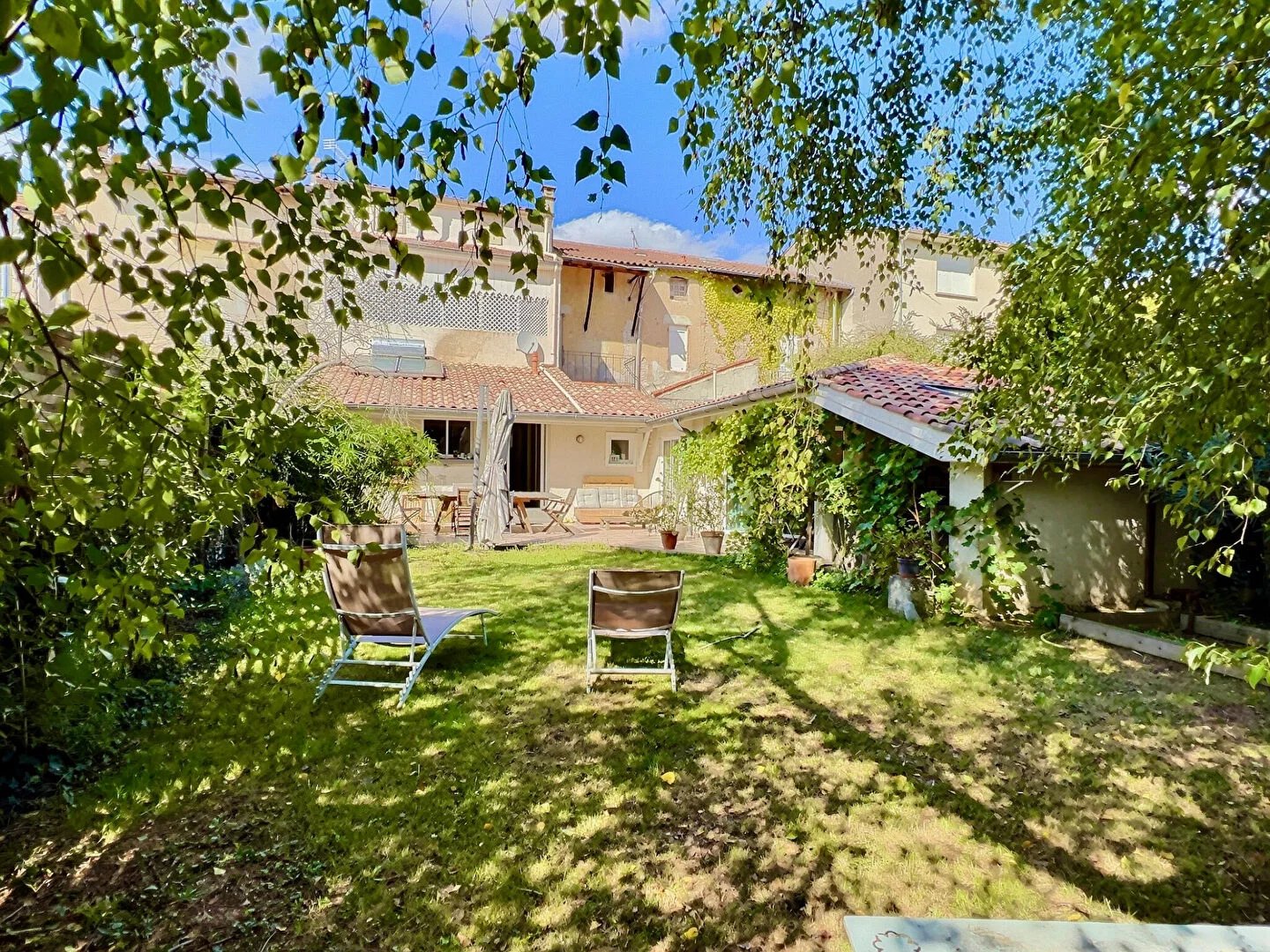 Située dans le centre-ville de Villeneuve sur Lot, à proximité immédiate des commodités, cette belle maison de ville vous offre 191 m2 habitables ! Poussez la porte d'entrée pour découvrir une pièce