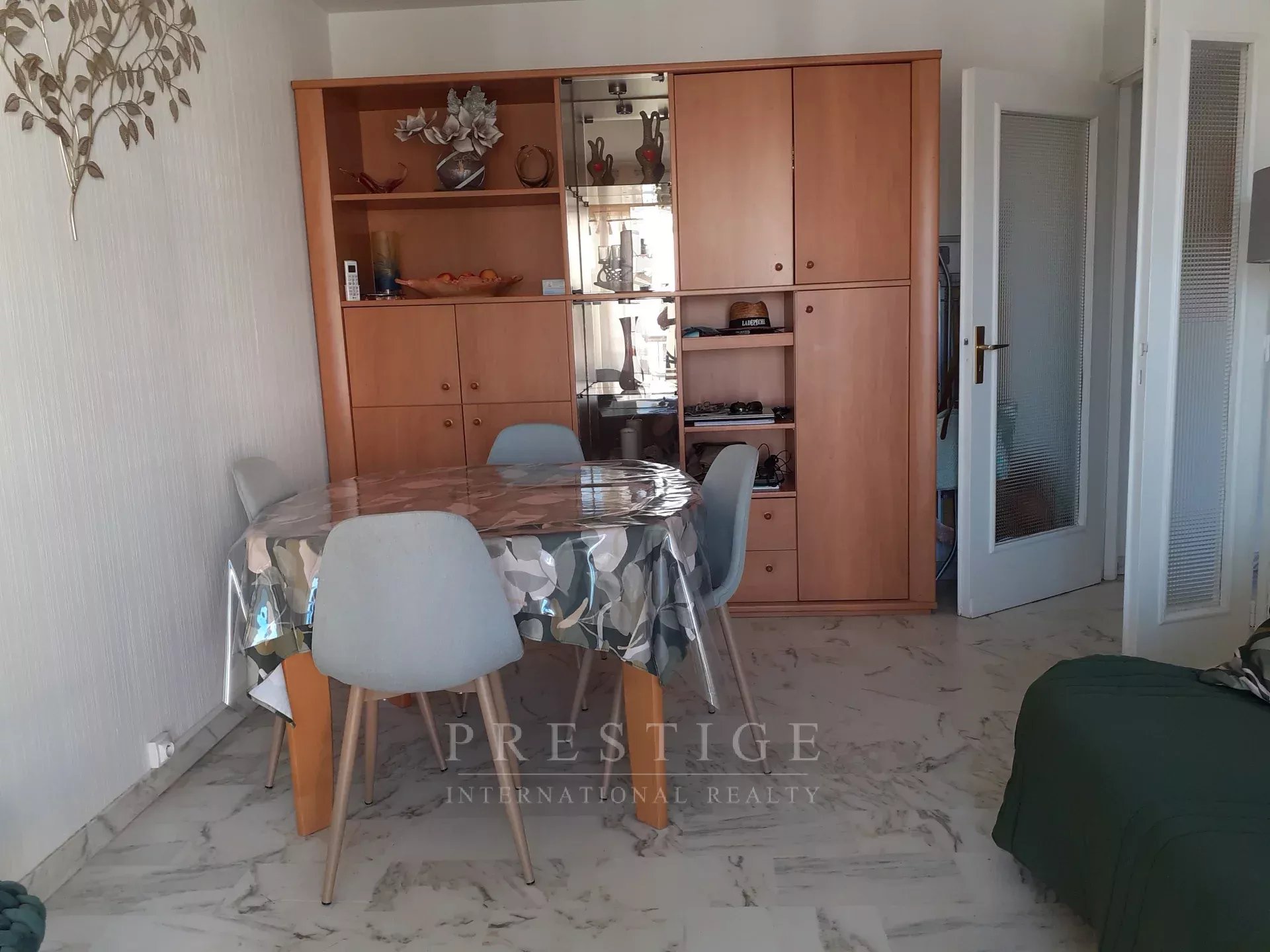 Juan les pins, 2 pièces, terrasse et parking, à louer au mois