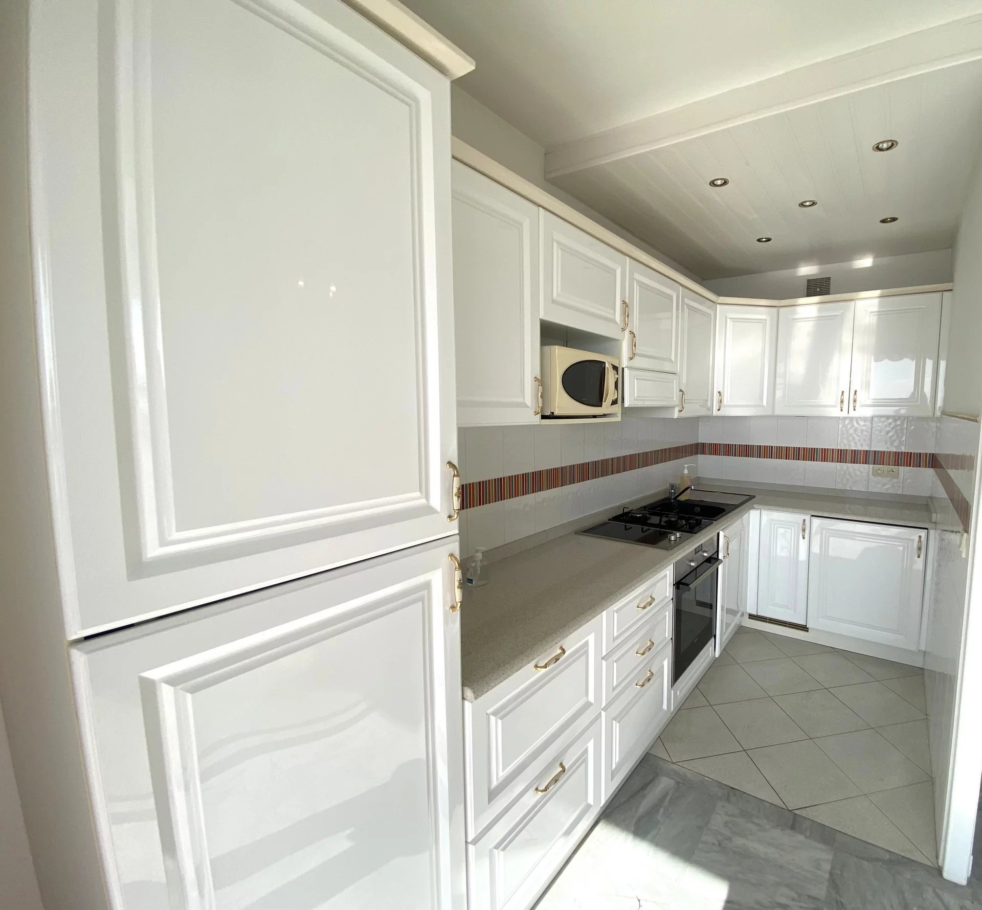 IN VENDITA ROQUEBRUNE CAP MARTIN - FRONTE MARE 2LOCALI 43MQ CON TERRAZZA 12MQ CANTINA